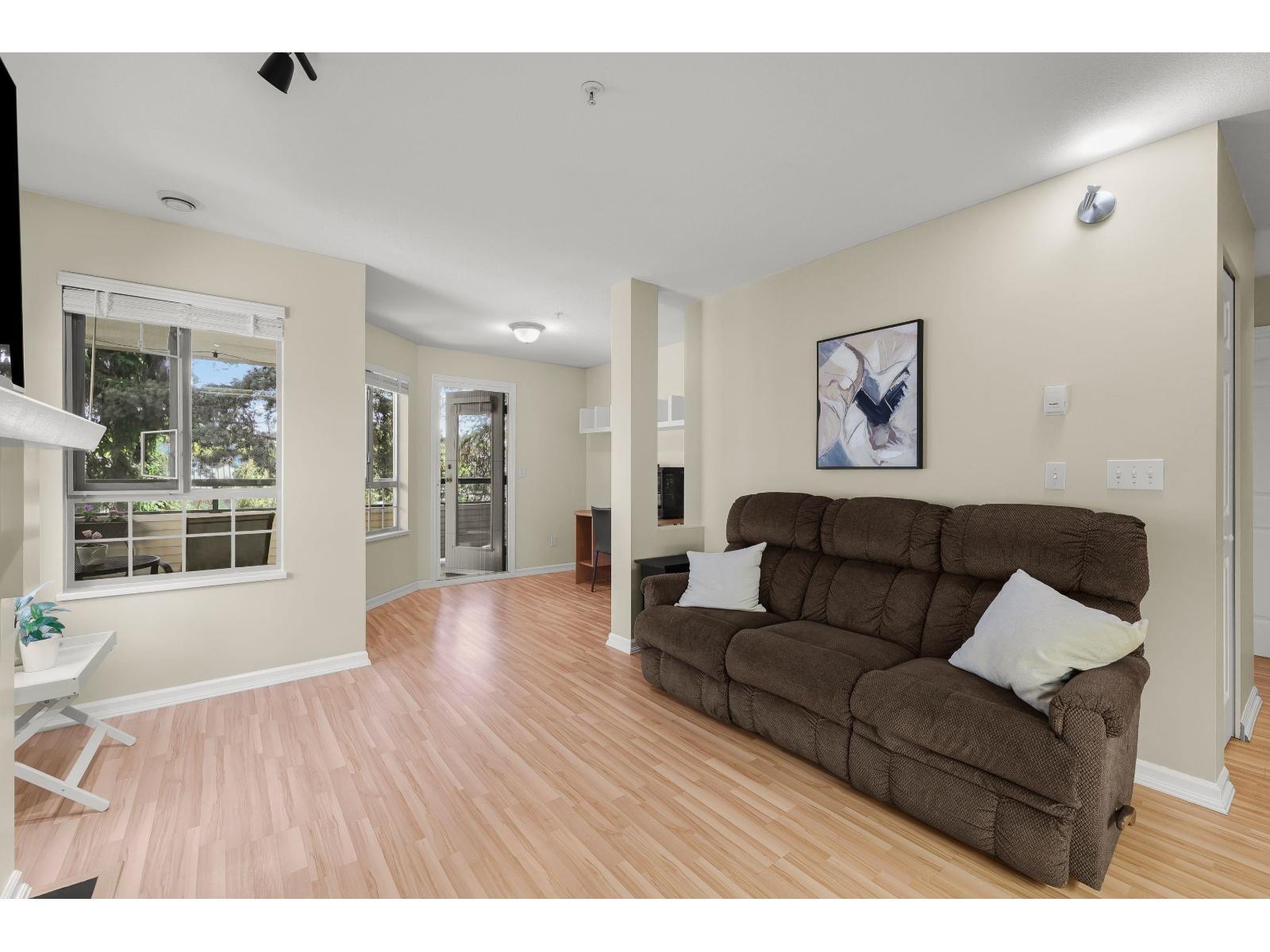 210 22025 48 Avenue, Langley, BC - Indoor Photo Showing Living Room