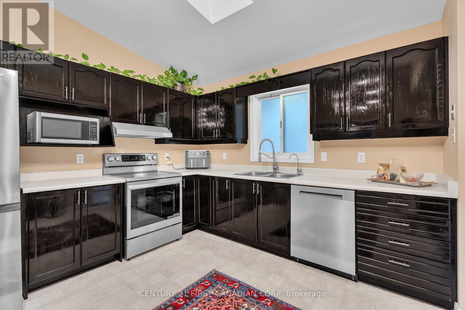 23 Josselyn Drive, London South (South X), ON - Indoor Photo Showing Kitchen With Double Sink