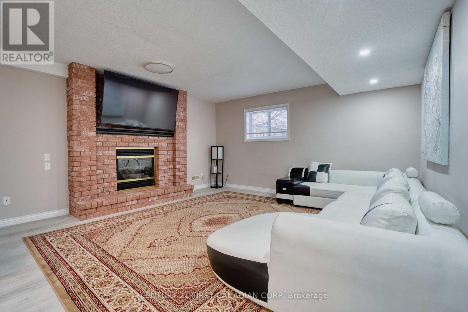 23 Josselyn Drive, London South (South X), ON - Indoor Photo Showing Living Room With Fireplace