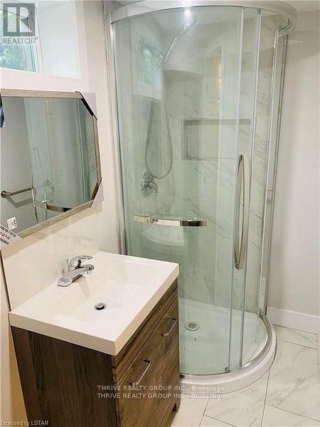 8 Homestead Crescent, London North (North F), ON - Indoor Photo Showing Bathroom