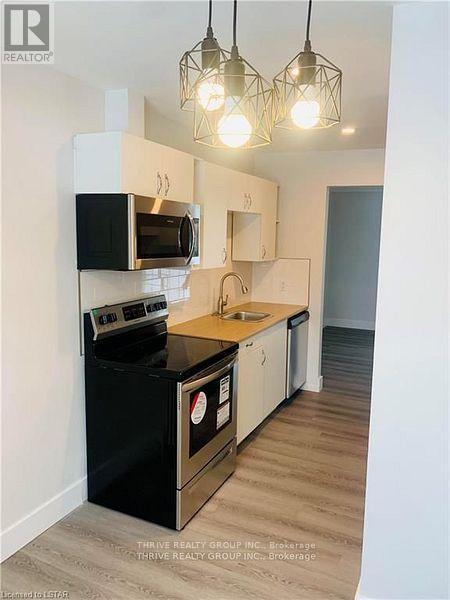 8 Homestead Crescent, London North (North F), ON - Indoor Photo Showing Kitchen
