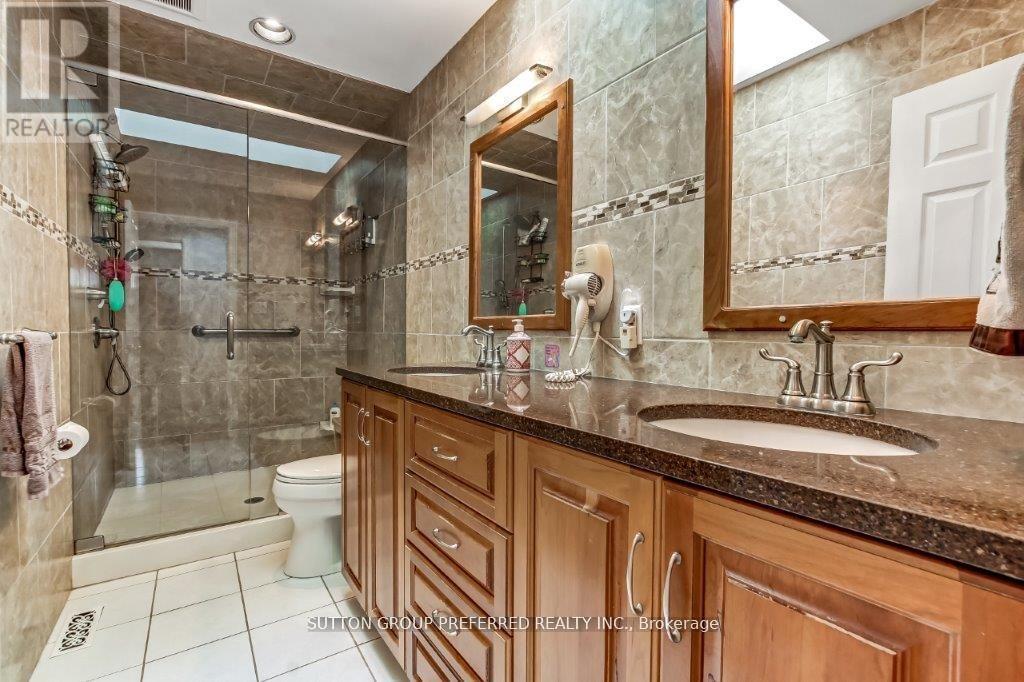 296 Bournemouth Drive, London East (East I), ON - Indoor Photo Showing Bathroom