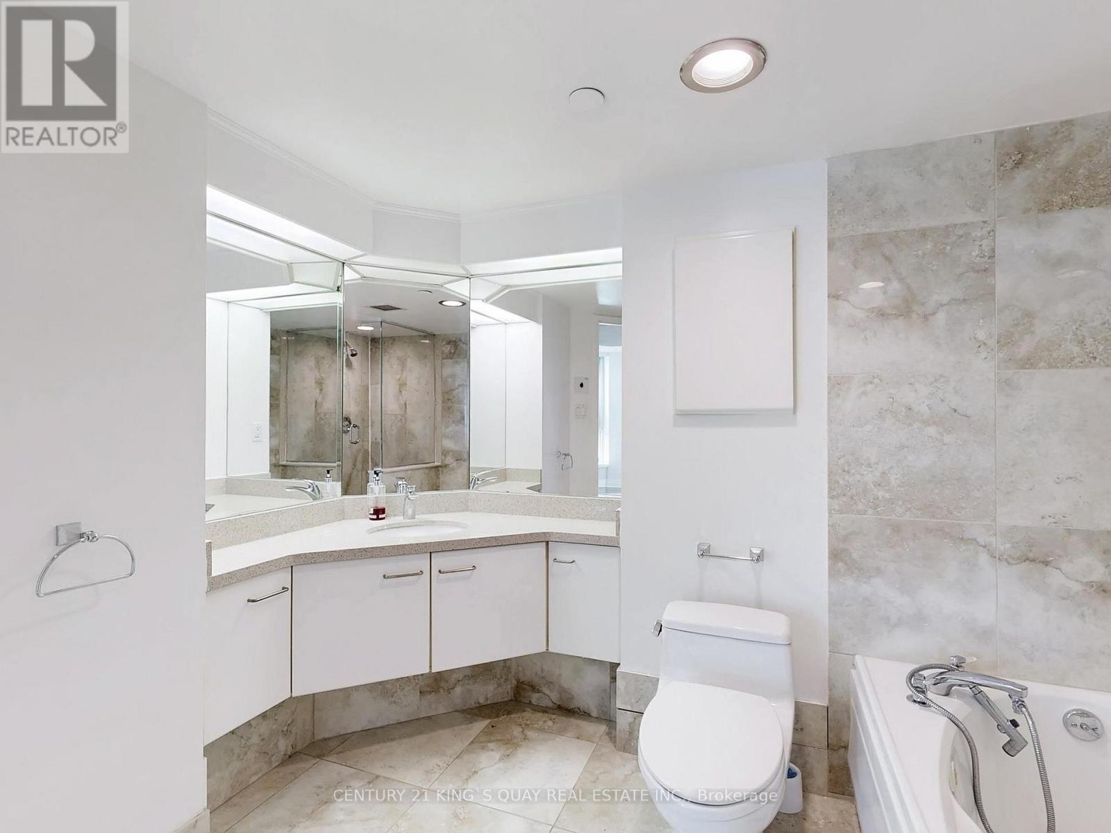 1900 - 38 Elm Street, Toronto, ON - Indoor Photo Showing Bathroom