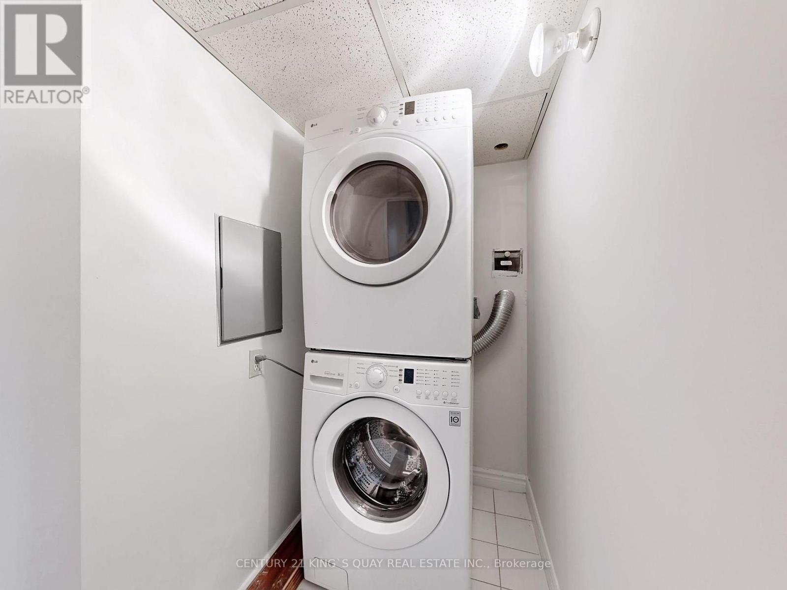 1900 - 38 Elm Street, Toronto, ON - Indoor Photo Showing Laundry Room