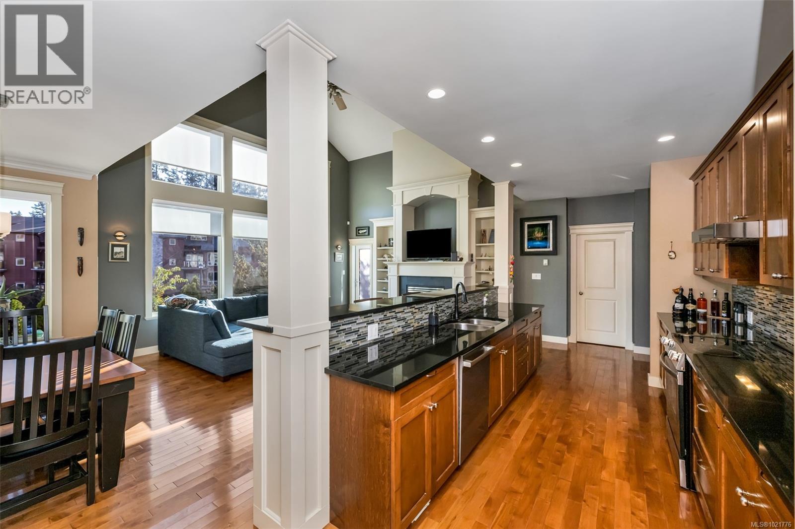 1 630 Brookside Rd, Colwood, BC - Indoor Photo Showing Kitchen