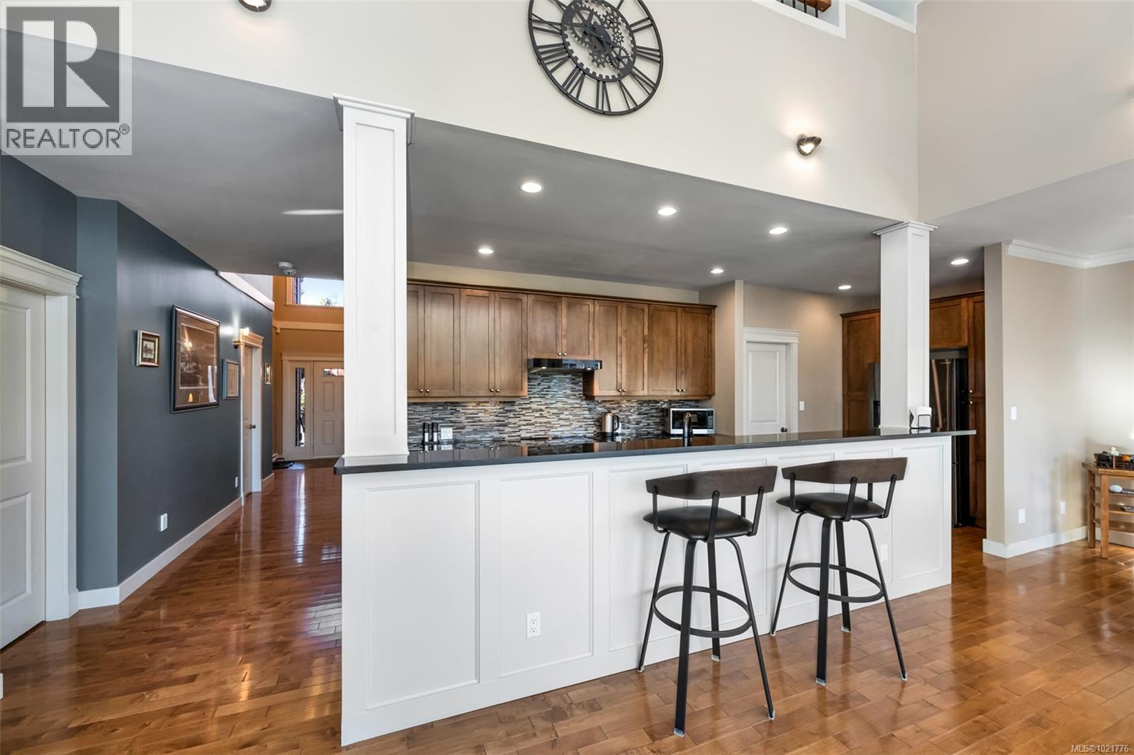 1 630 Brookside Rd, Colwood, BC - Indoor Photo Showing Kitchen