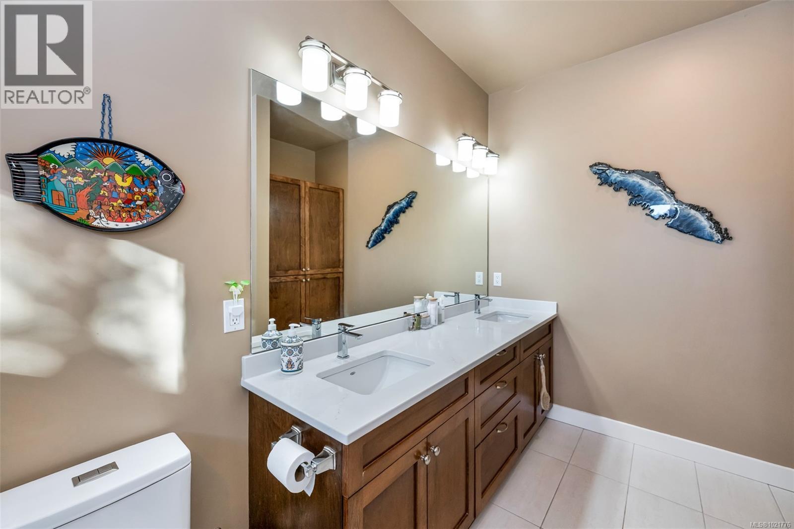 1 630 Brookside Rd, Colwood, BC - Indoor Photo Showing Bathroom