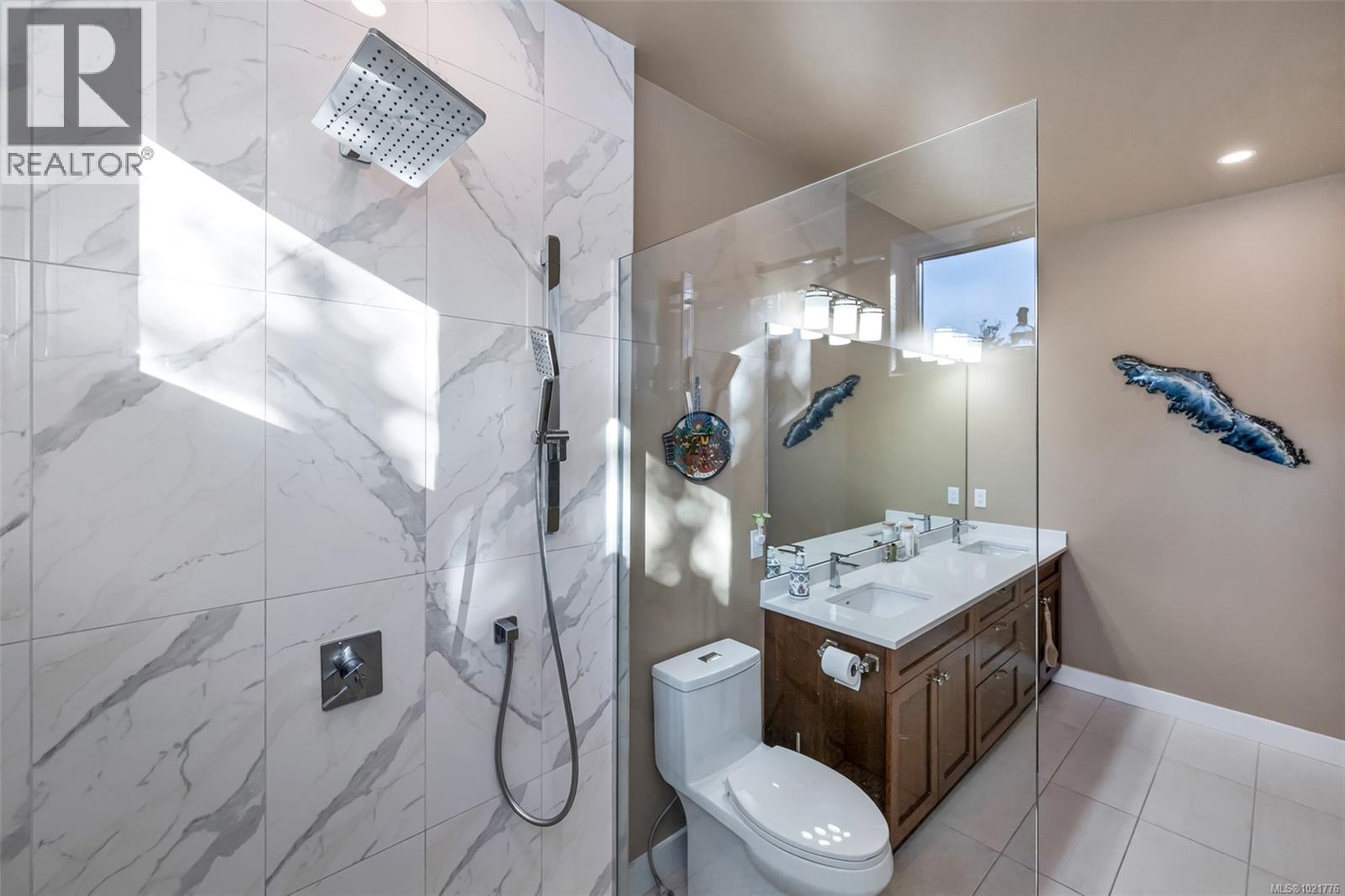 1 630 Brookside Rd, Colwood, BC - Indoor Photo Showing Bathroom