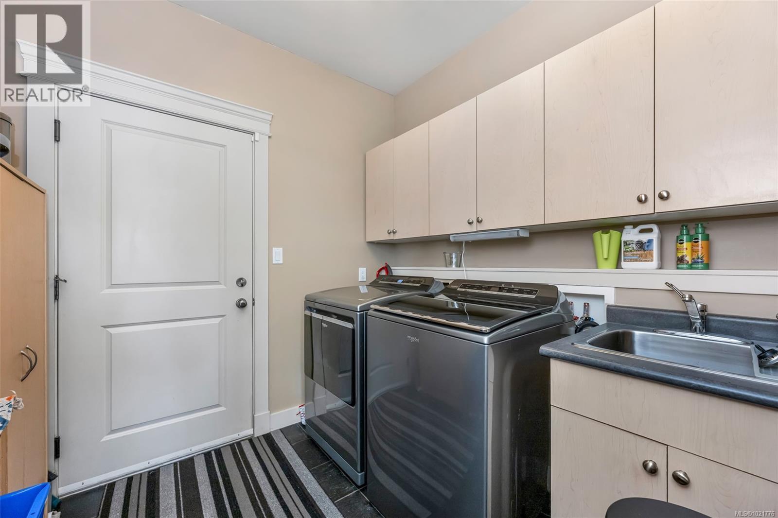 1 630 Brookside Rd, Colwood, BC - Indoor Photo Showing Laundry Room