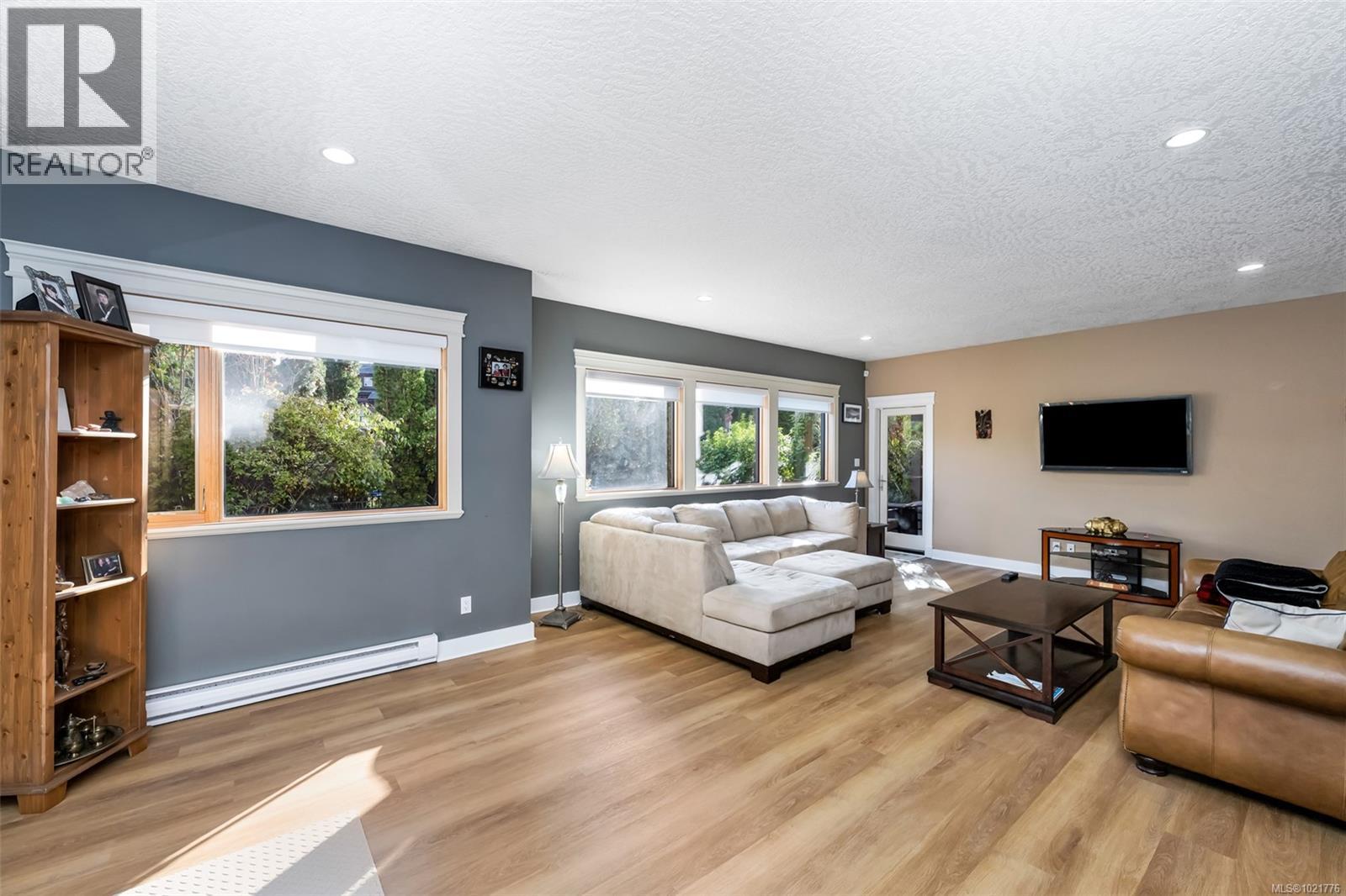 1 630 Brookside Rd, Colwood, BC - Indoor Photo Showing Living Room