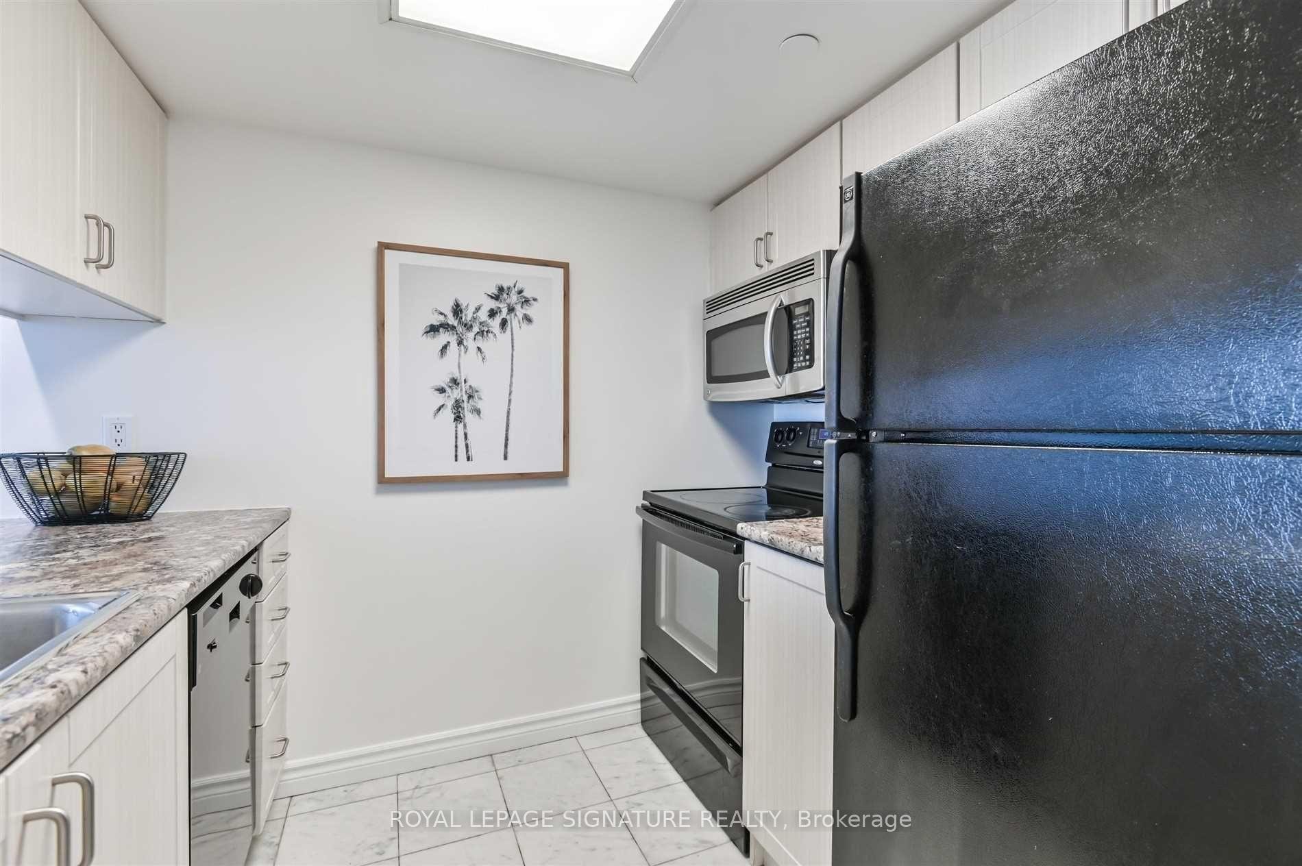2001-38 Elm Street, Toronto, ON - Indoor Photo Showing Kitchen