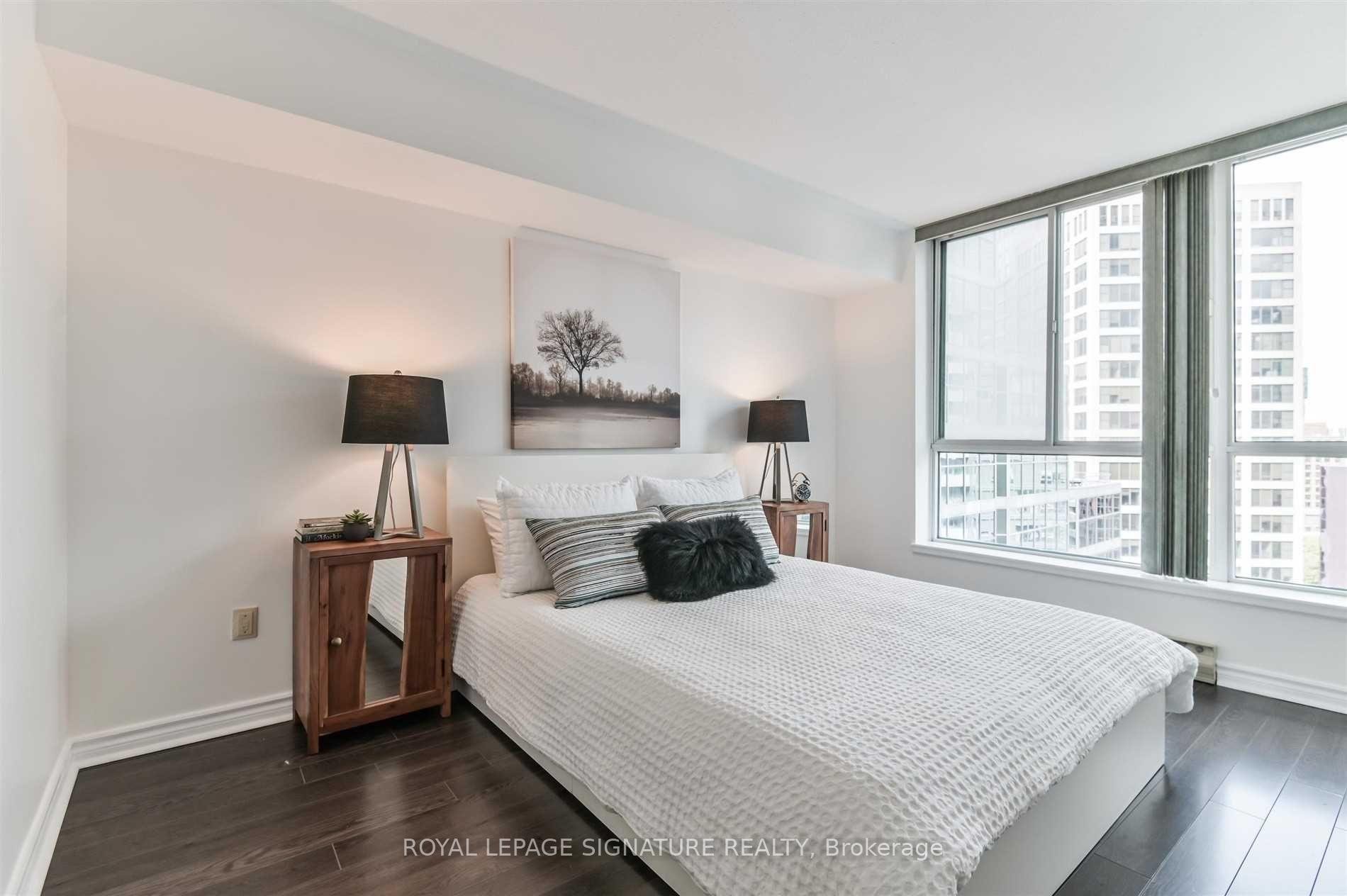2001-38 Elm Street, Toronto, ON - Indoor Photo Showing Bedroom