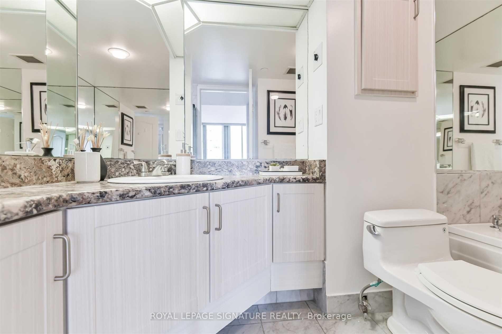 2001-38 Elm Street, Toronto, ON - Indoor Photo Showing Bathroom