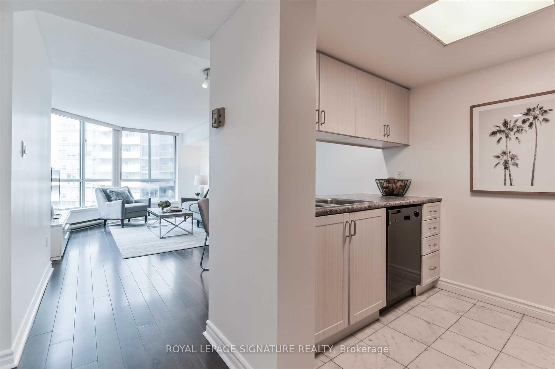 2001-38 Elm Street, Toronto, ON - Indoor Photo Showing Other Room