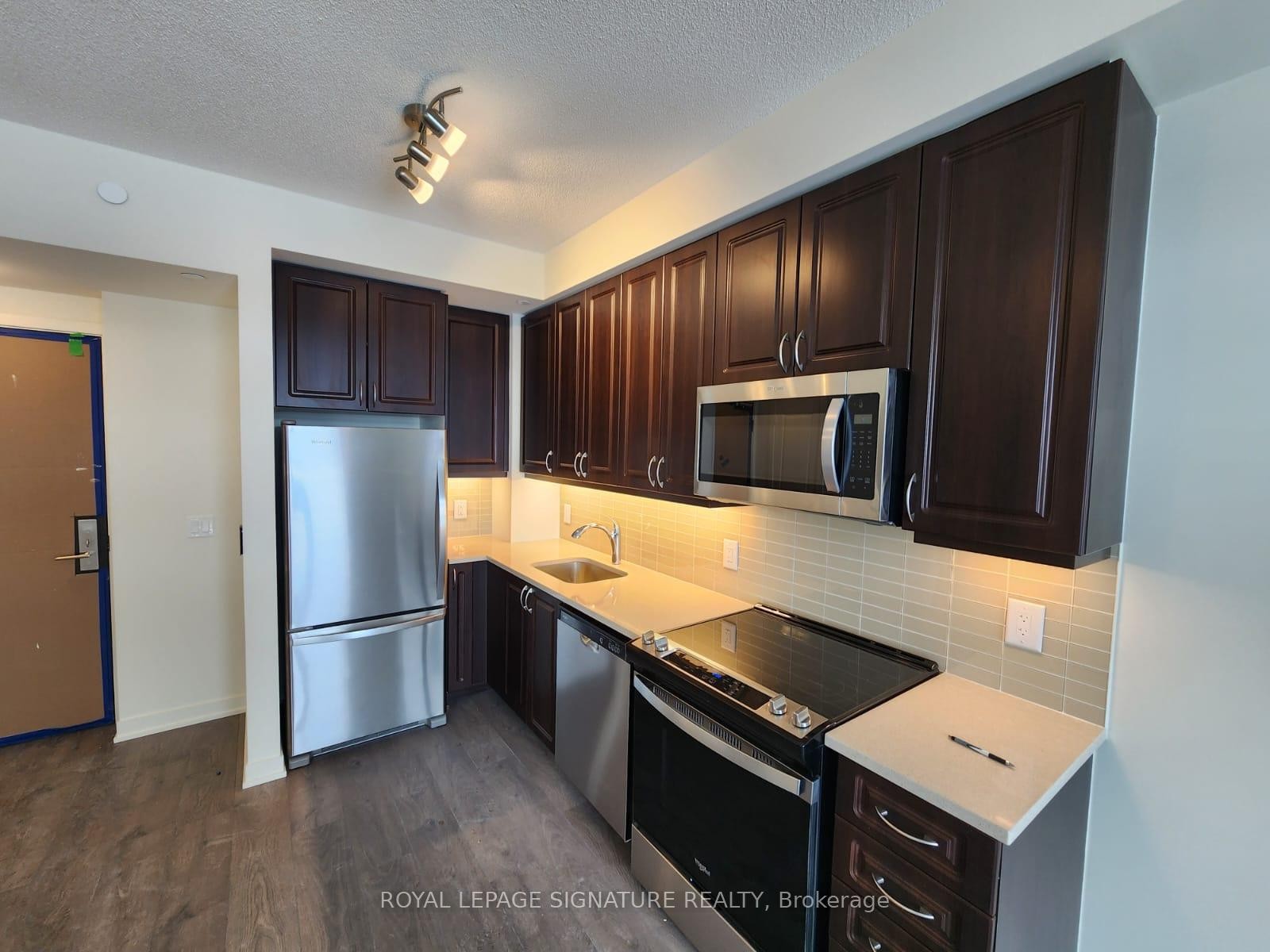 1410-38 Annie Craig Drive, Toronto, ON - Indoor Photo Showing Kitchen