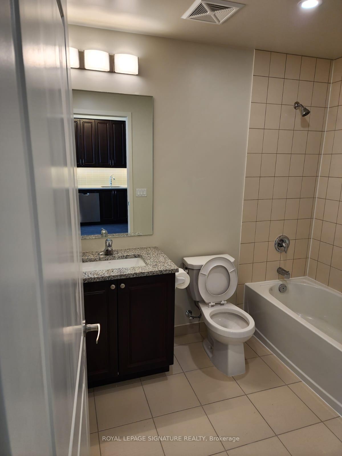 1410-38 Annie Craig Drive, Toronto, ON - Indoor Photo Showing Bathroom
