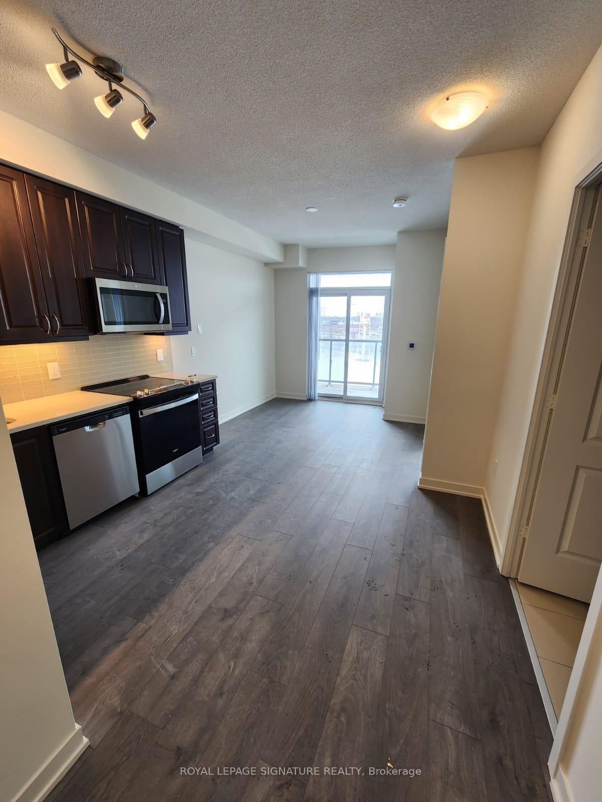 1410-38 Annie Craig Drive, Toronto, ON - Indoor Photo Showing Kitchen