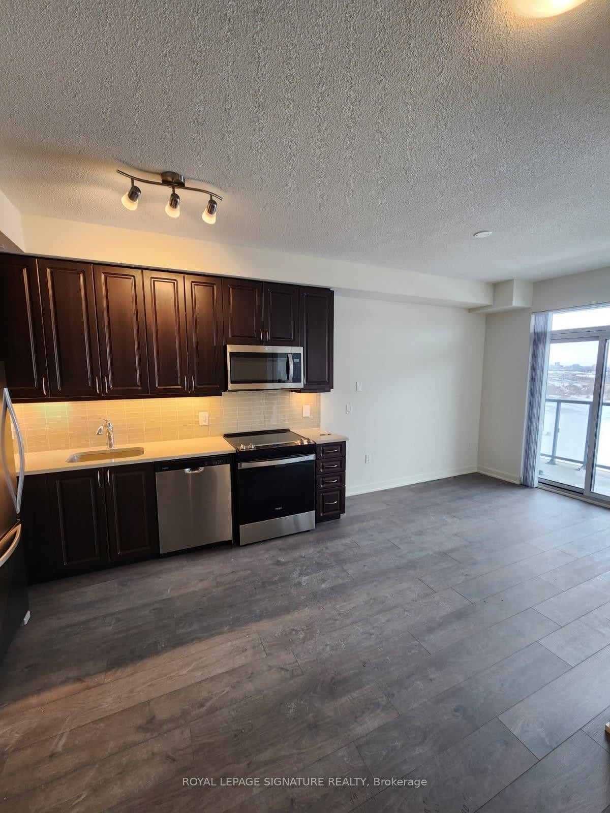 1410-38 Annie Craig Drive, Toronto, ON - Indoor Photo Showing Kitchen