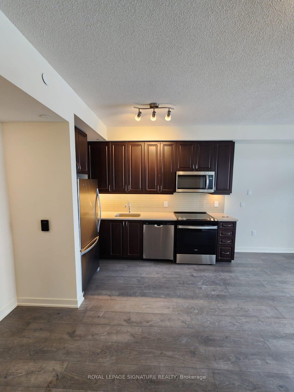 1410-38 Annie Craig Drive, Toronto, ON - Indoor Photo Showing Kitchen