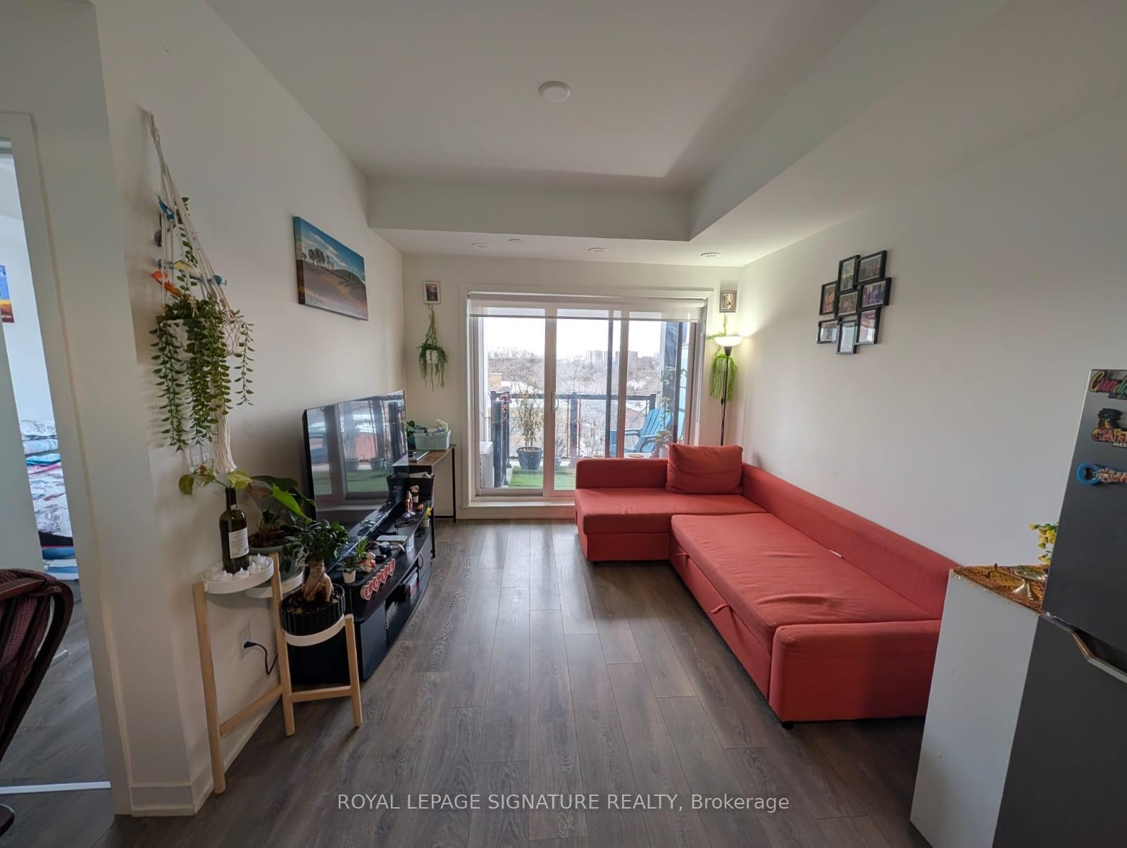 414-165 Canon Jackson Drive, Toronto, ON - Indoor Photo Showing Living Room