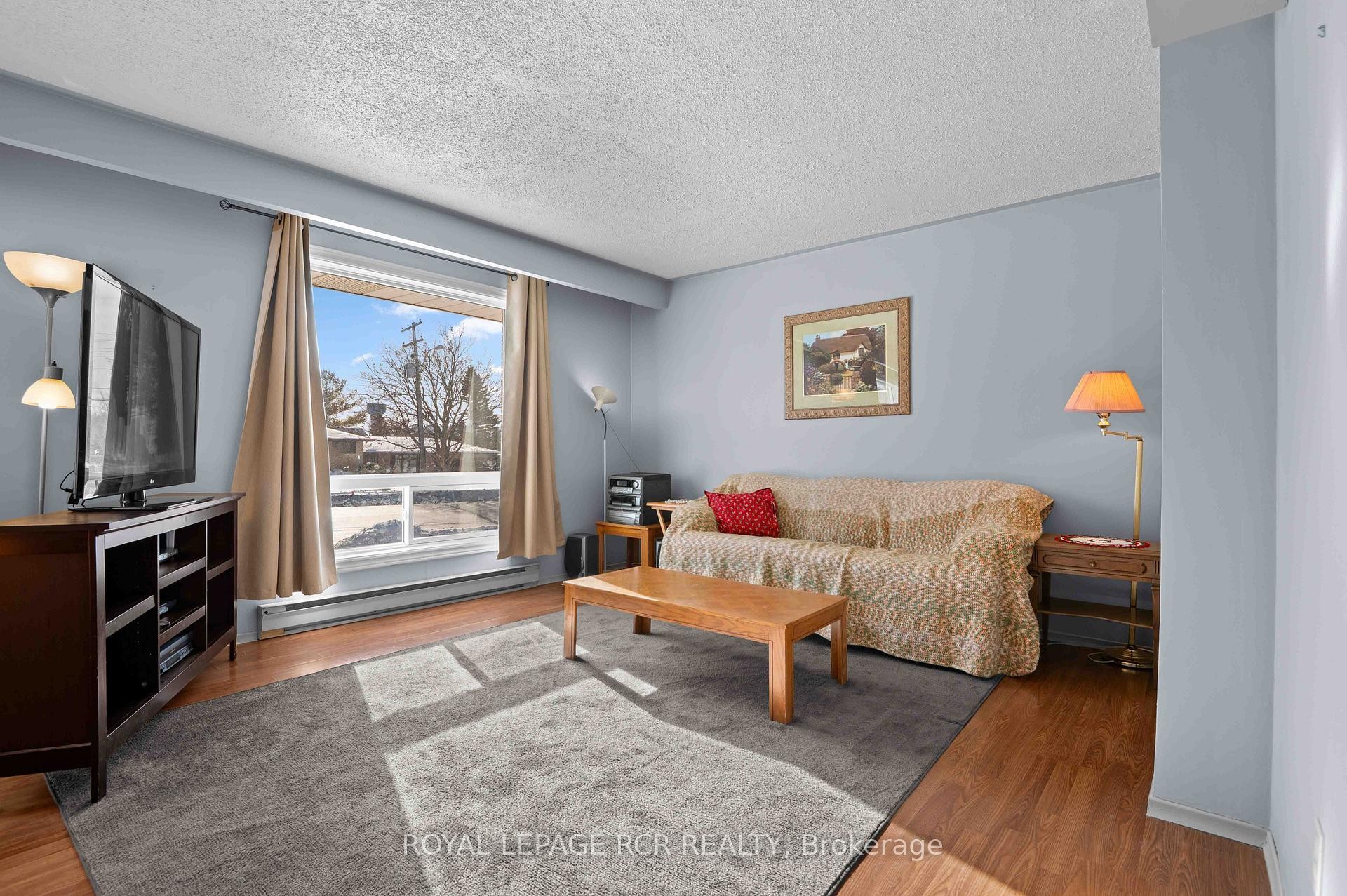 622 Main Street E, Shelburne, ON - Indoor Photo Showing Living Room