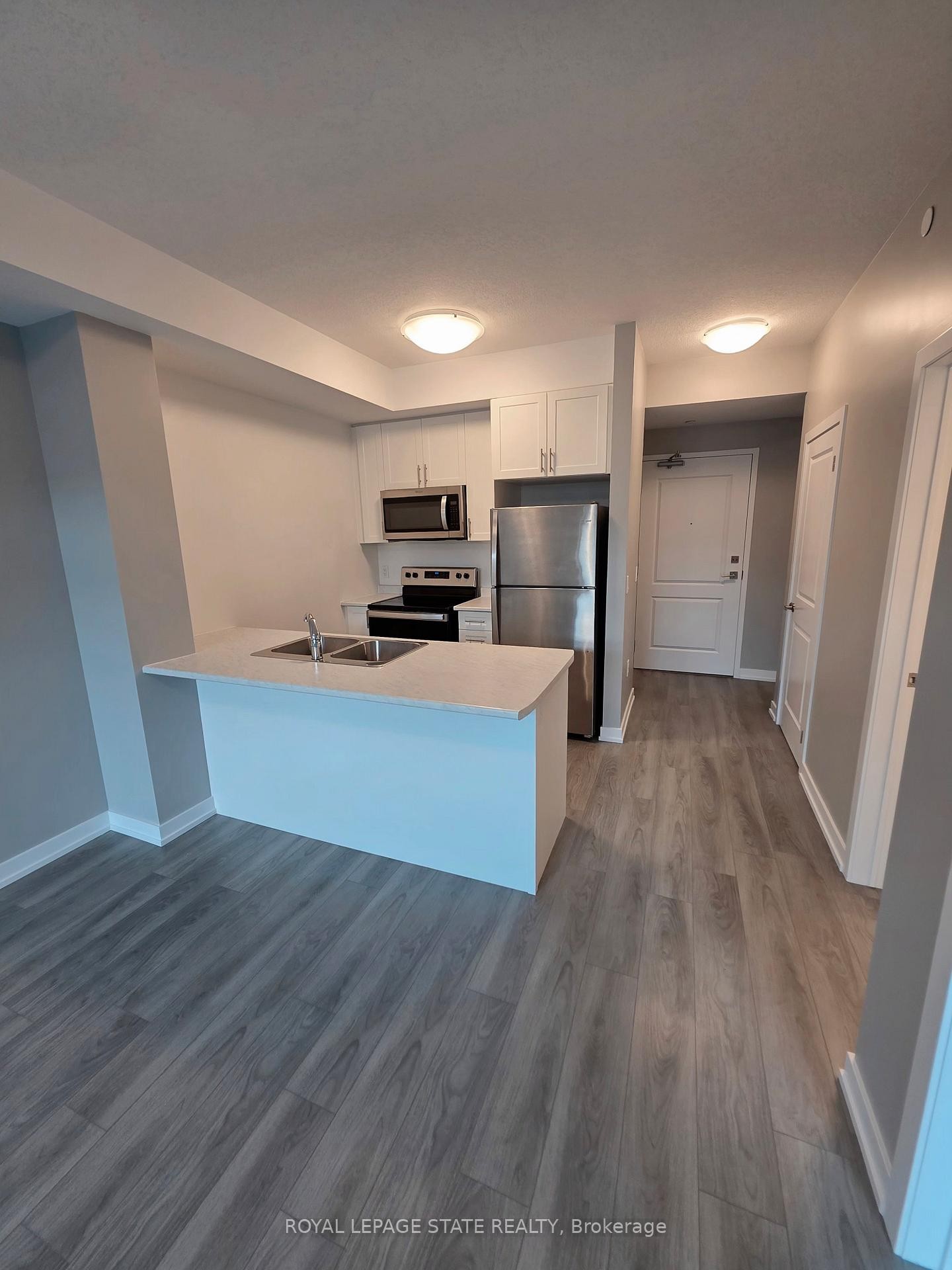 116-5055 Greenlane Road, Lincoln, ON - Indoor Photo Showing Kitchen With Double Sink