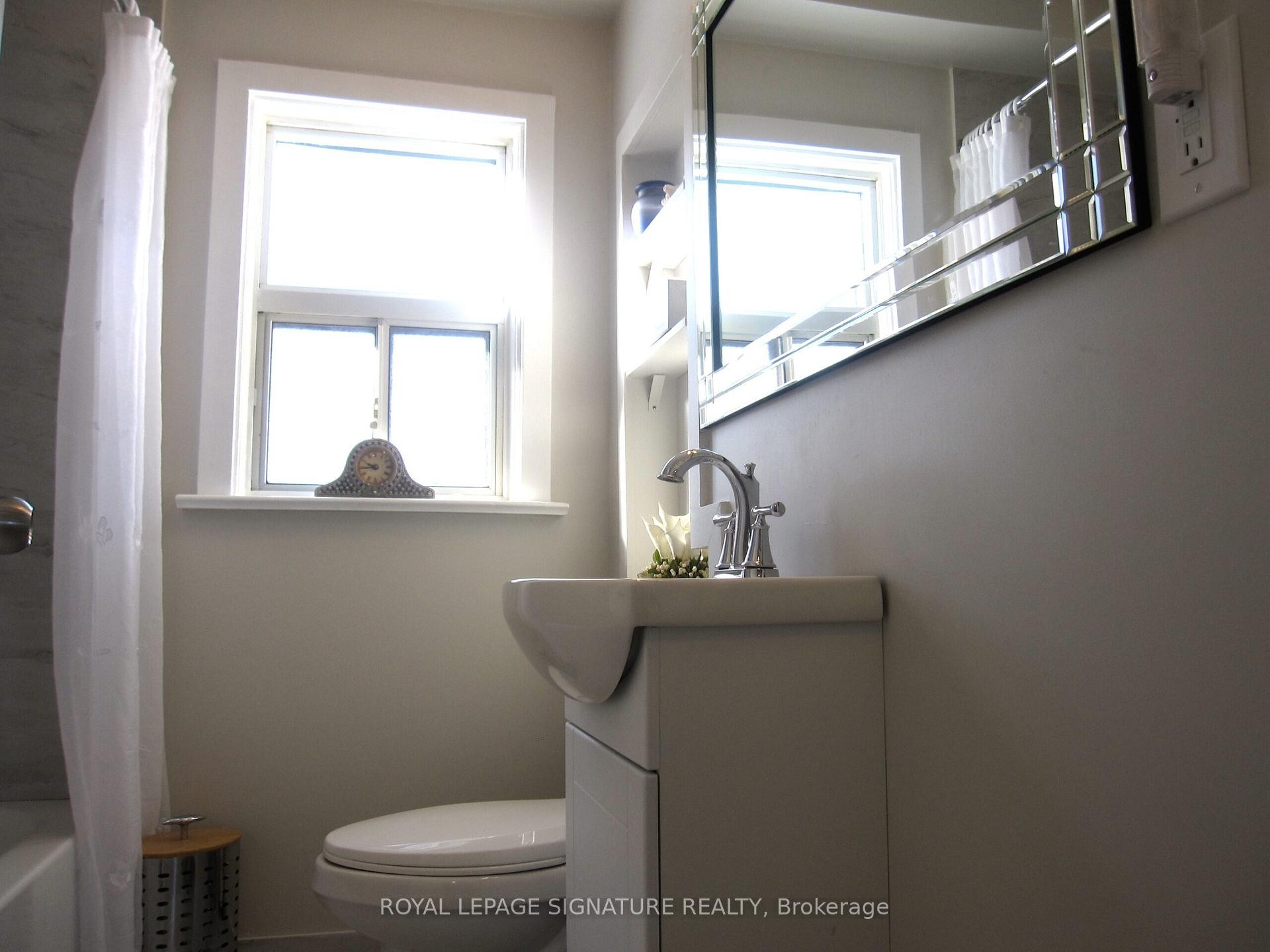 Main & Lower-597 Curzon Avenue, Mississauga, ON - Indoor Photo Showing Bathroom