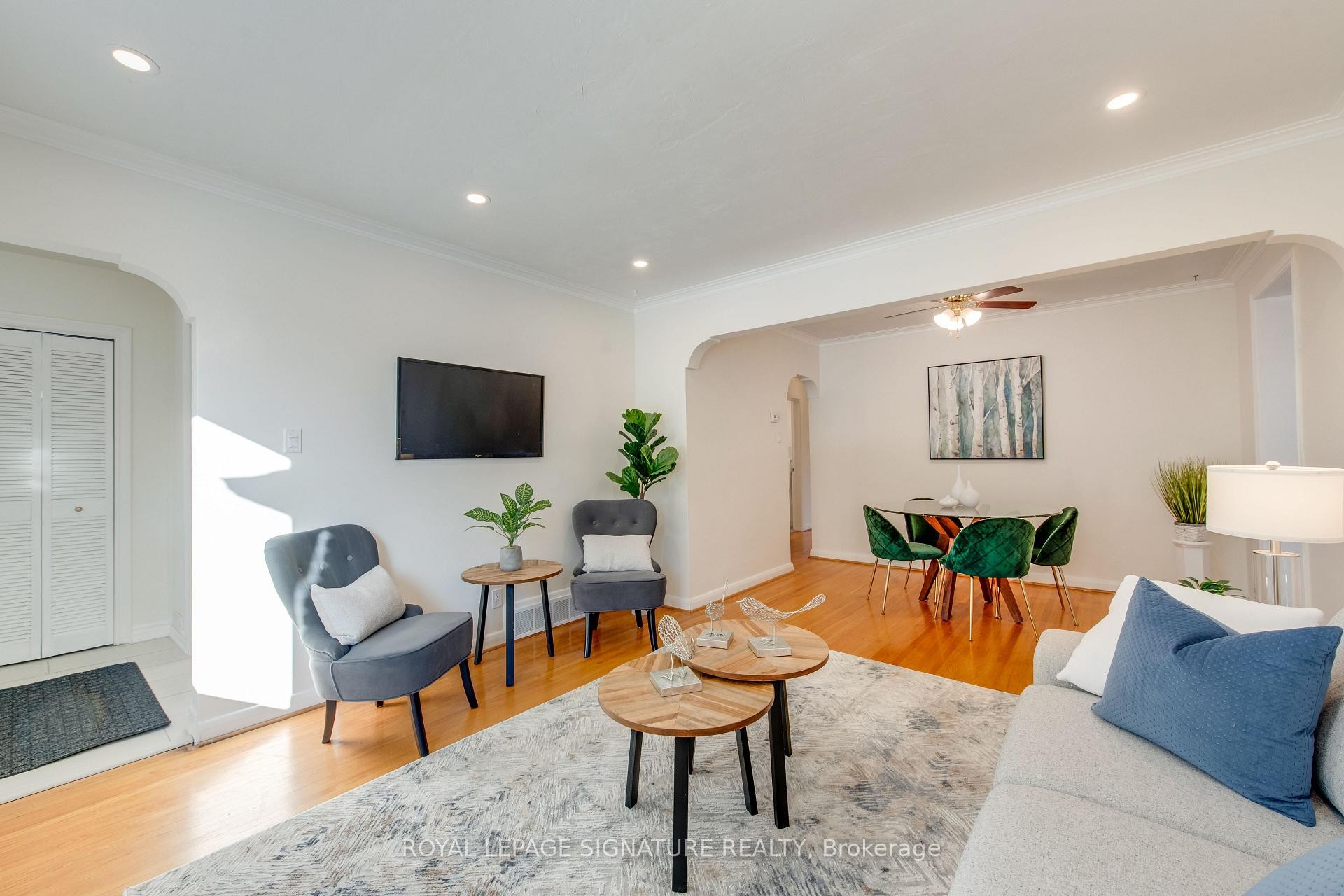 9 Ivorwood Crescent, Toronto, ON - Indoor Photo Showing Living Room