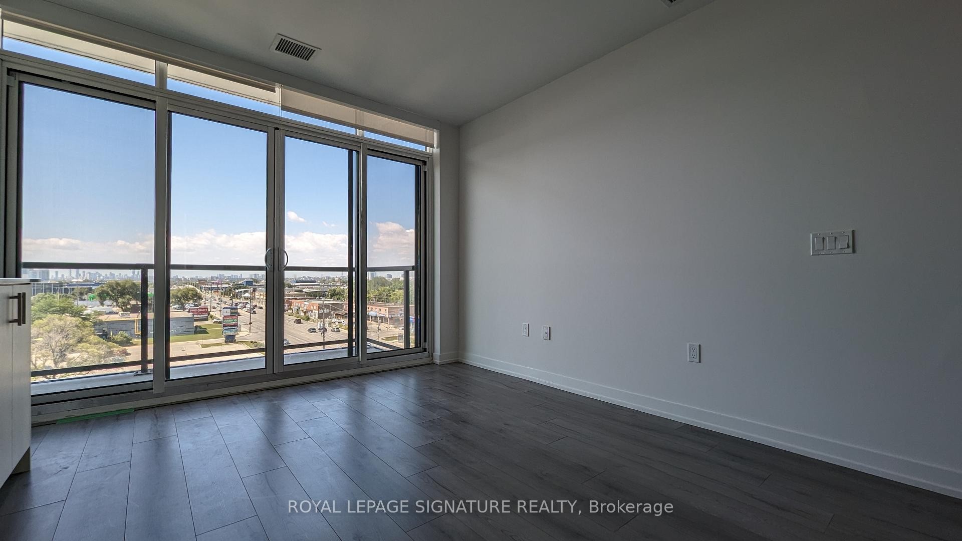 619-1195 The Queensway Way, Toronto, ON - Indoor Photo Showing Other Room