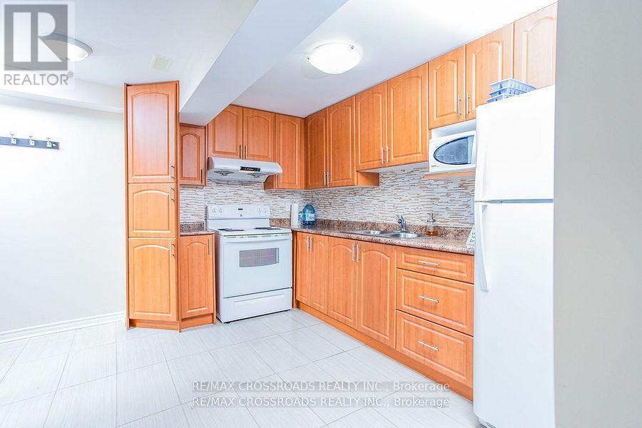 23 River Heights Drive, Brampton, ON - Indoor Photo Showing Kitchen With Double Sink