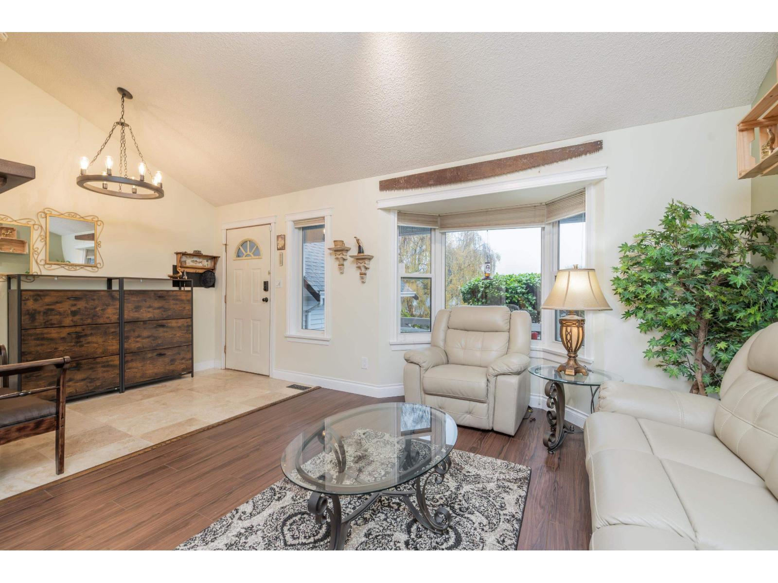 13452 62A Avenue, Surrey, BC - Indoor Photo Showing Living Room