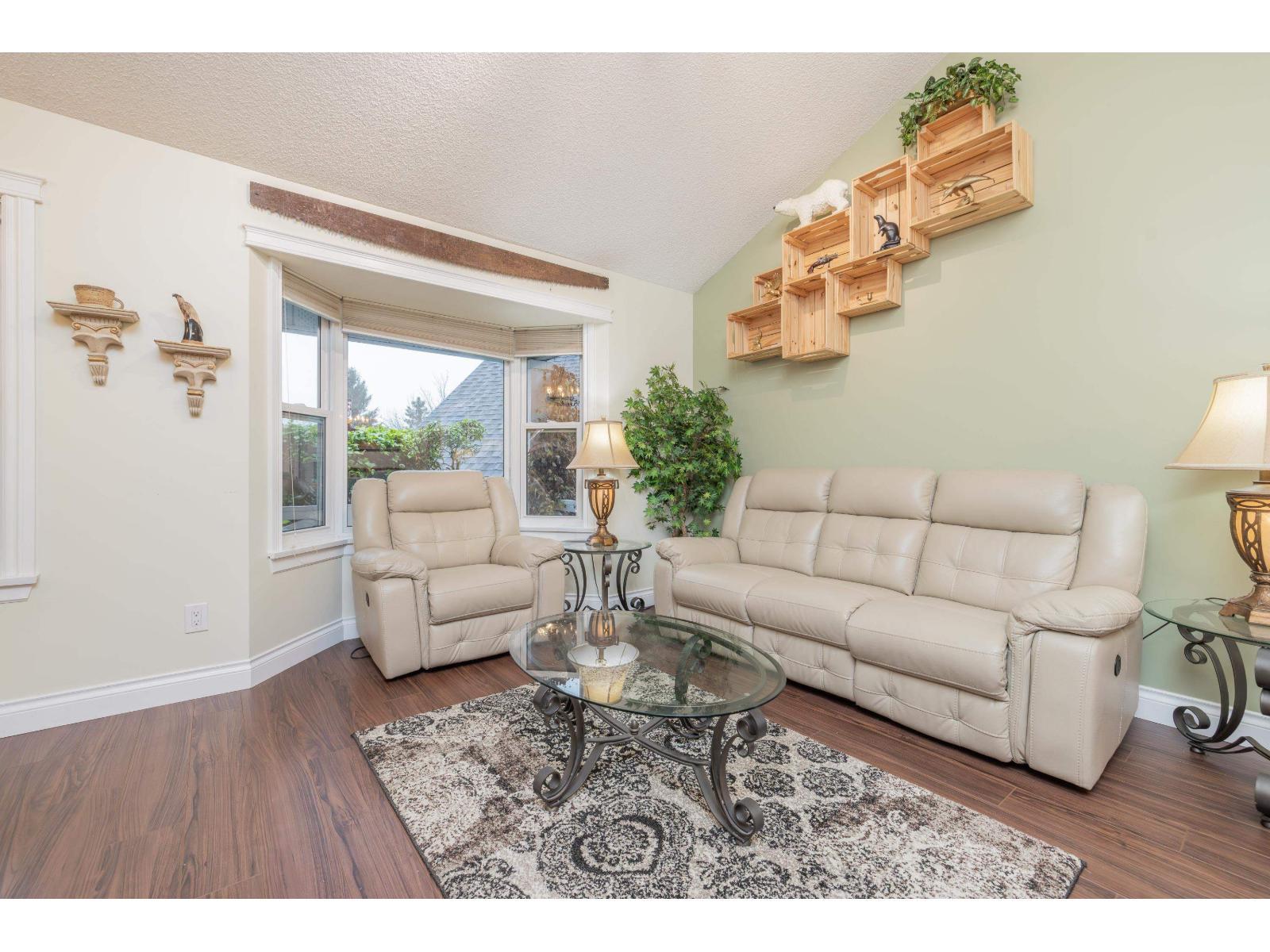 13452 62A Avenue, Surrey, BC - Indoor Photo Showing Living Room