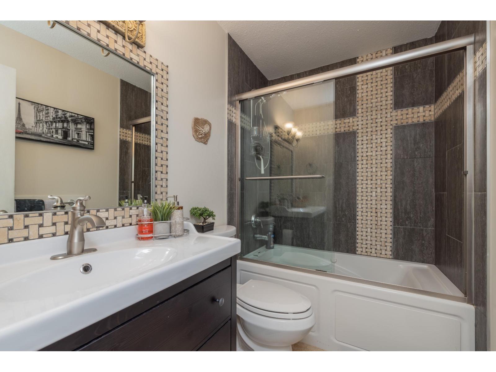 13452 62A Avenue, Surrey, BC - Indoor Photo Showing Bathroom