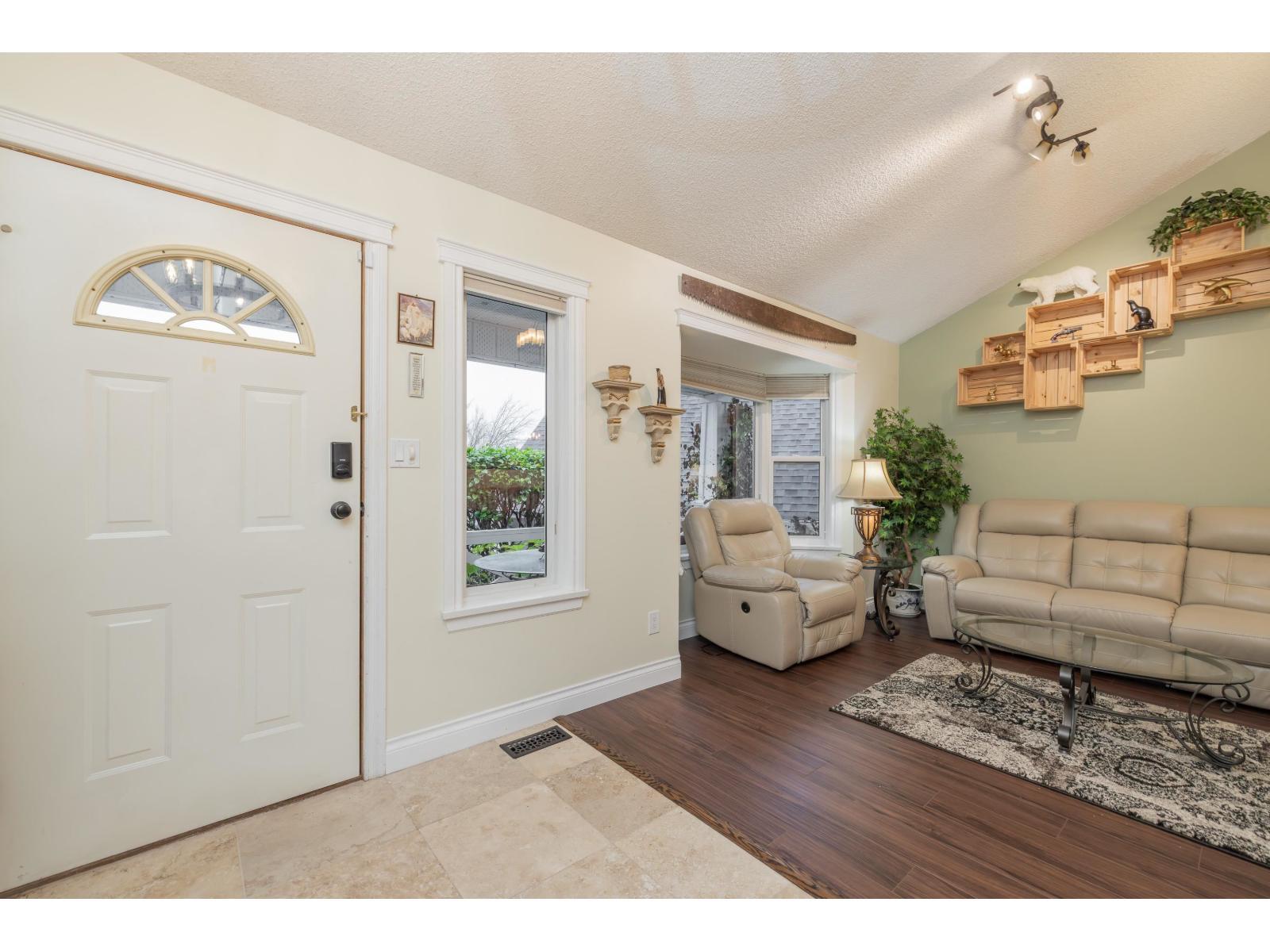 13452 62A Avenue, Surrey, BC - Indoor Photo Showing Living Room
