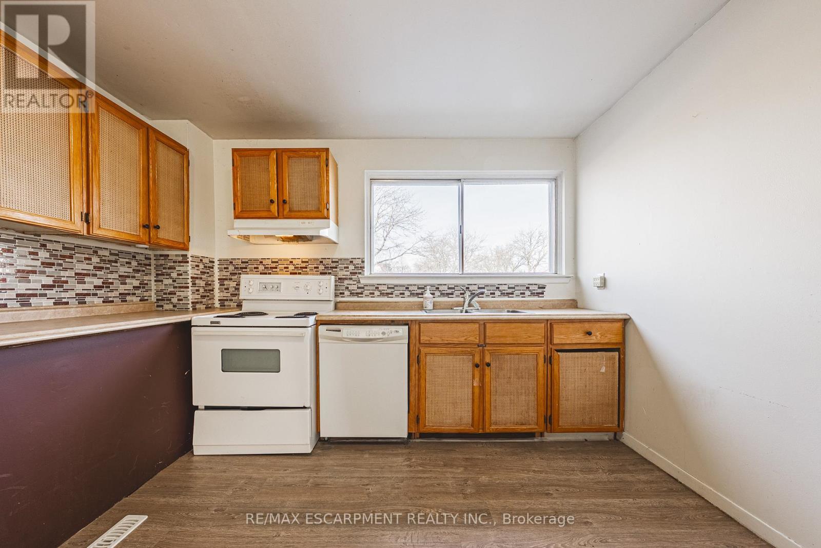 5535 Schueller Crescent, Burlington, ON - Indoor Photo Showing Kitchen With Double Sink