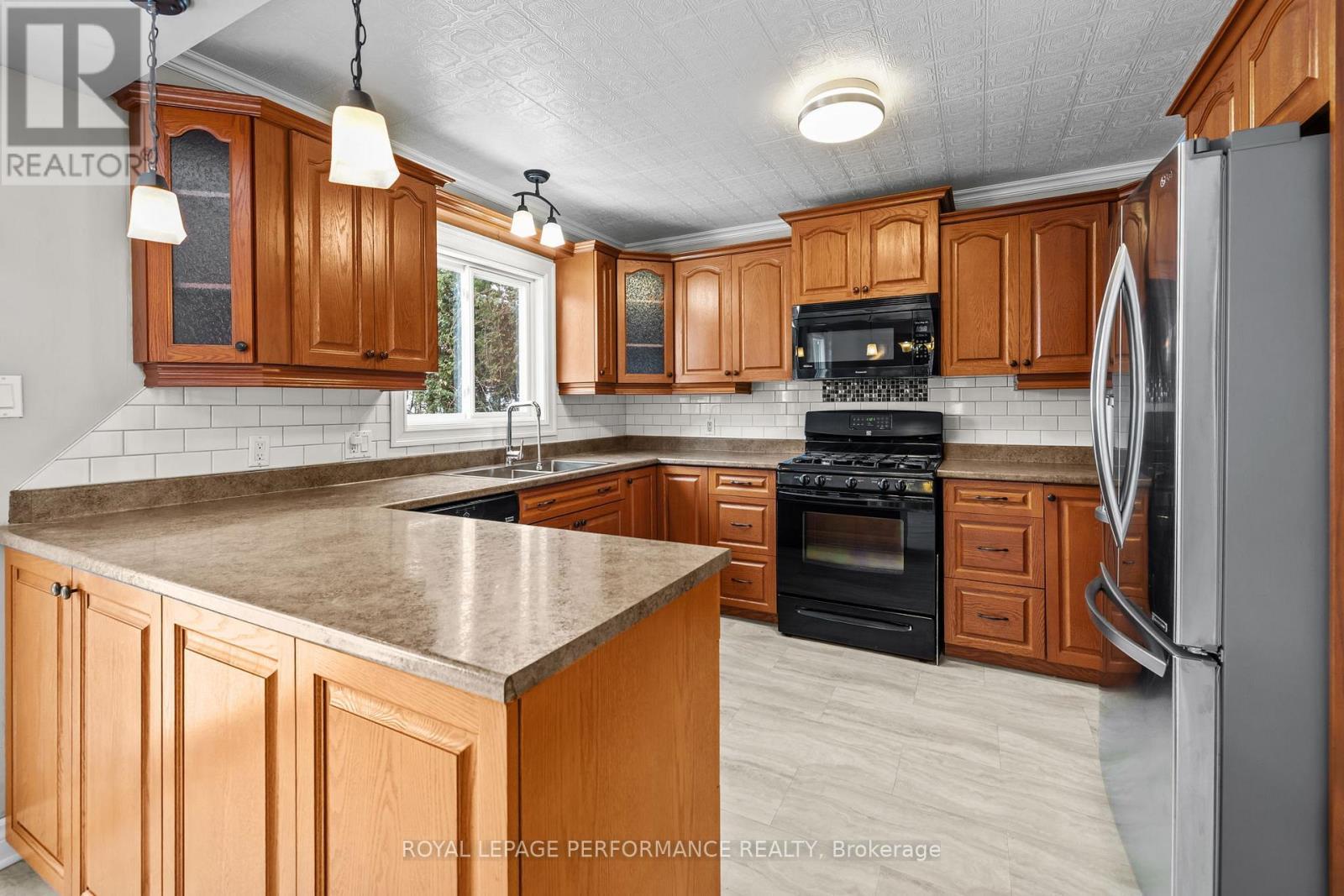 976 Laporte Street, Clarence-Rockland, ON - Indoor Photo Showing Kitchen With Double Sink