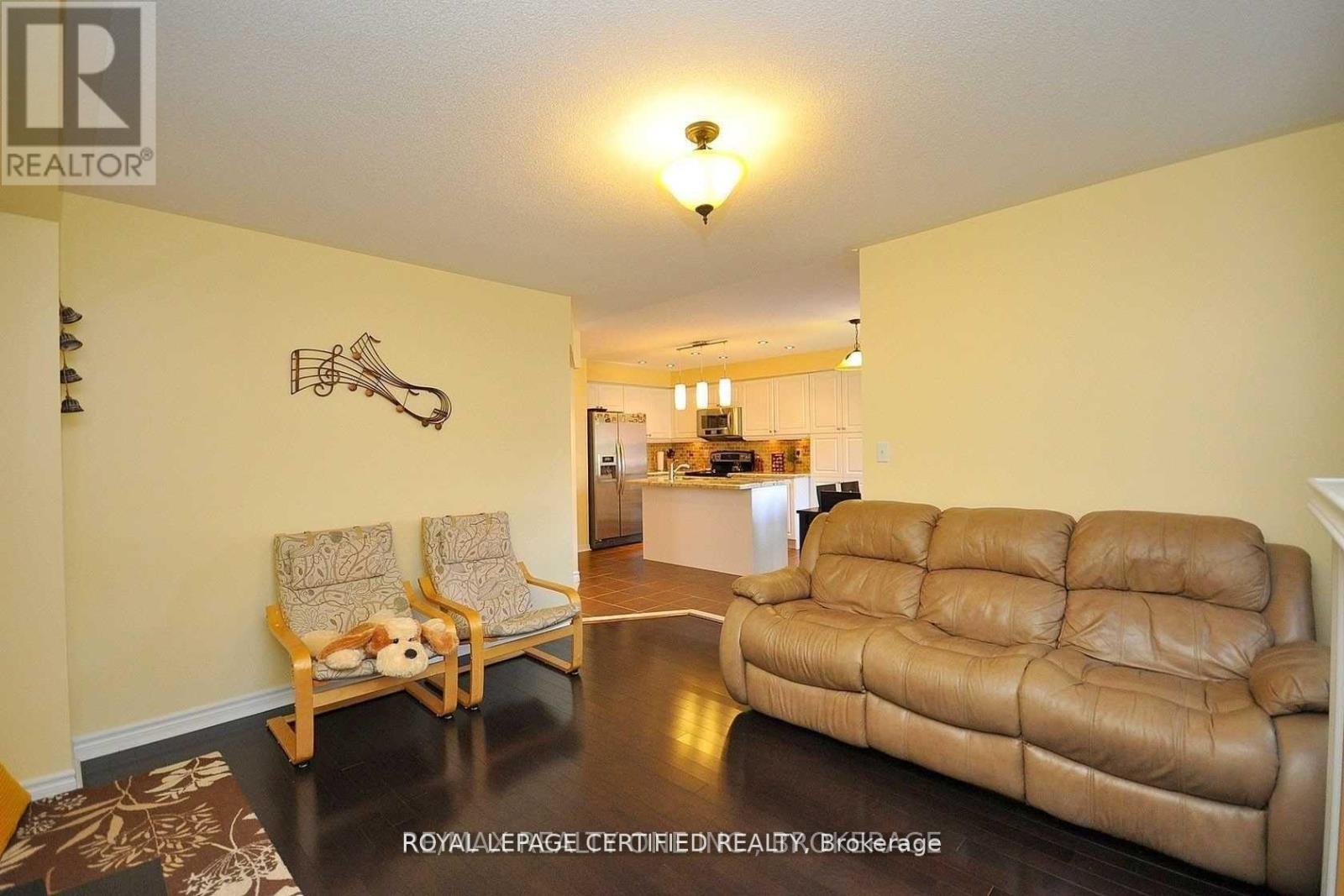 426 Orange Walk Crescent, Mississauga, ON - Indoor Photo Showing Living Room