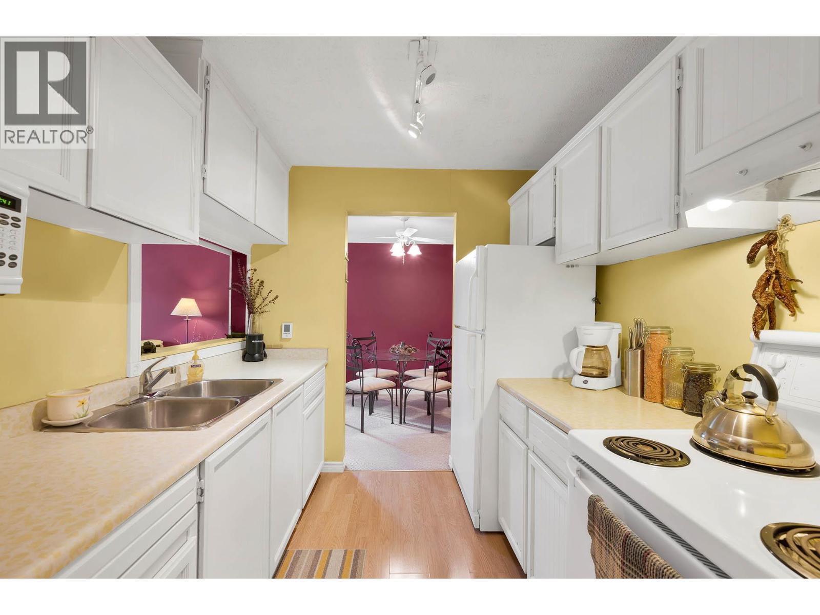 245 Park Drive Unit# 16, Clearwater, BC - Indoor Photo Showing Kitchen With Double Sink
