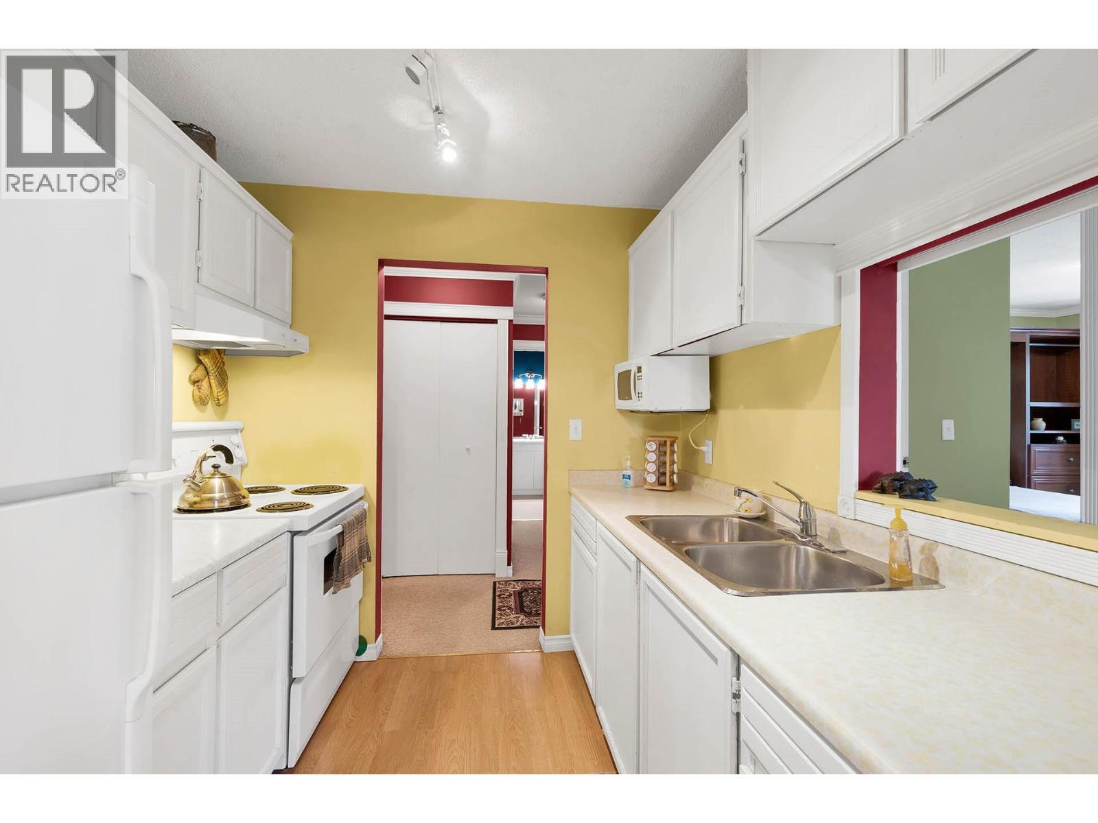 245 Park Drive Unit# 16, Clearwater, BC - Indoor Photo Showing Kitchen With Double Sink