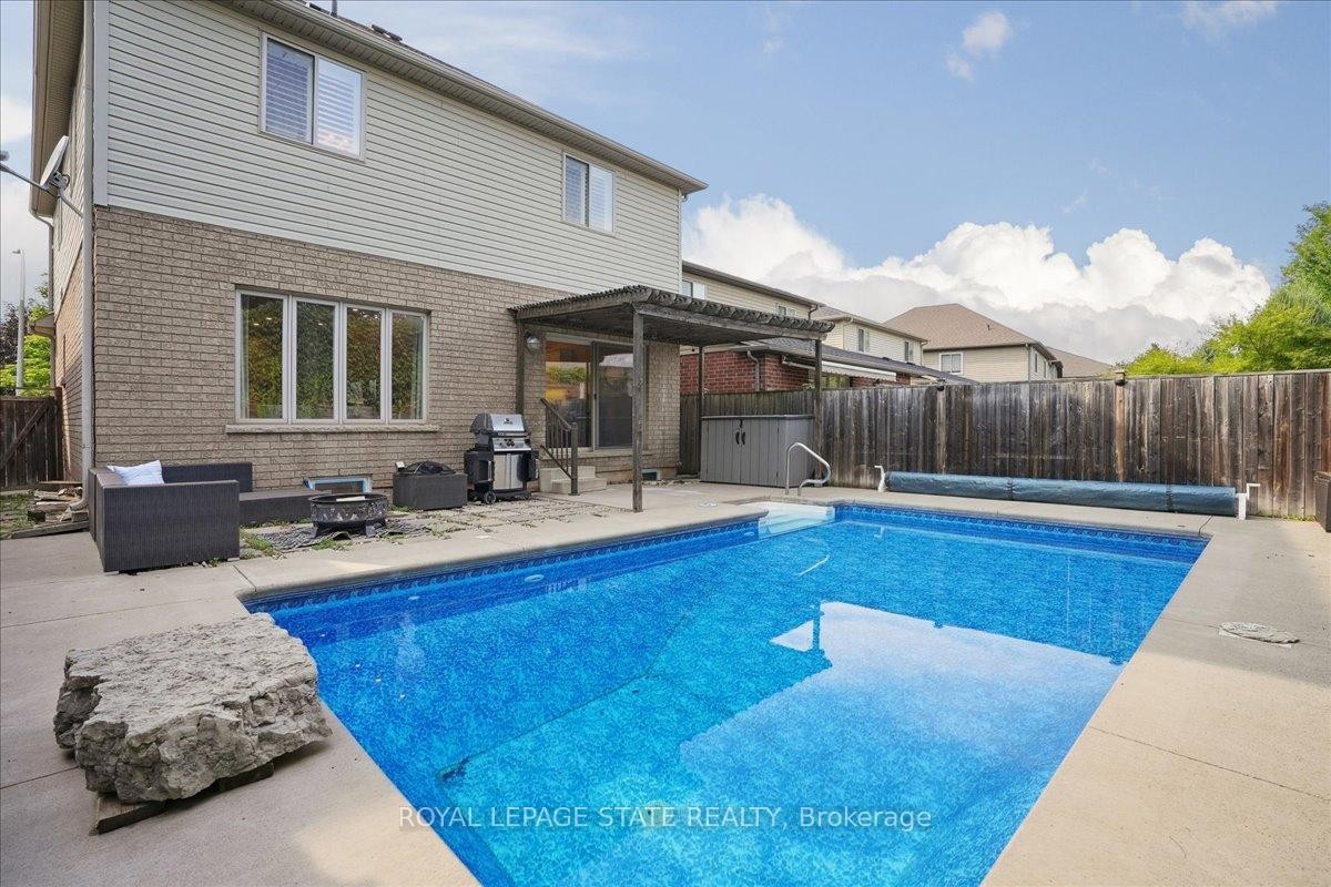 95 Hemlock Way, Grimsby, ON - Outdoor With In Ground Pool With Deck Patio Veranda With Backyard