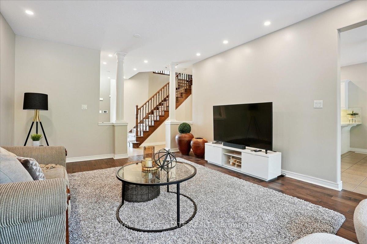 95 Hemlock Way, Grimsby, ON - Indoor Photo Showing Living Room