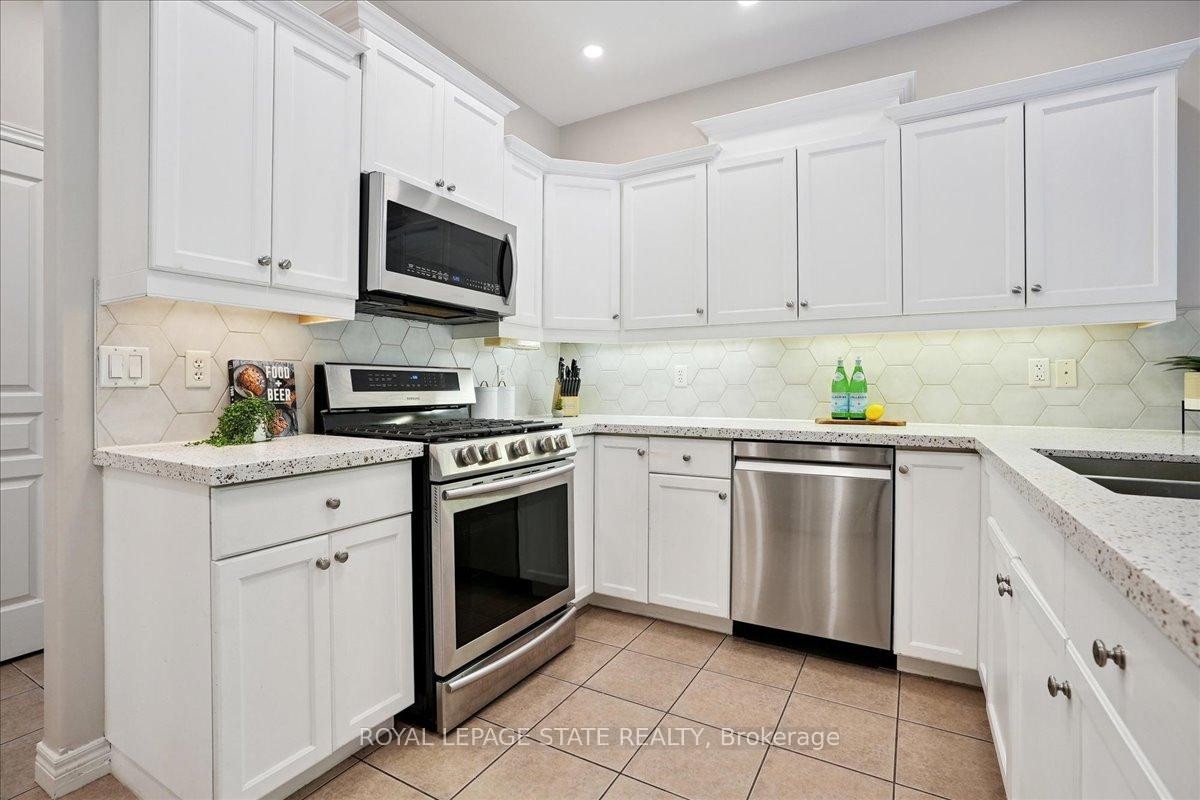 95 Hemlock Way, Grimsby, ON - Indoor Photo Showing Kitchen With Double Sink With Upgraded Kitchen