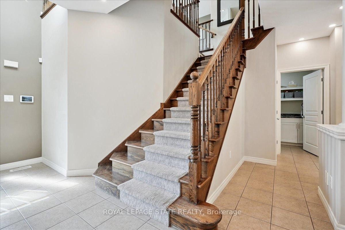 95 Hemlock Way, Grimsby, ON - Indoor Photo Showing Other Room