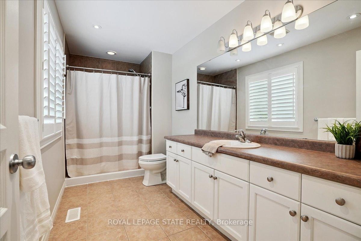 95 Hemlock Way, Grimsby, ON - Indoor Photo Showing Bathroom