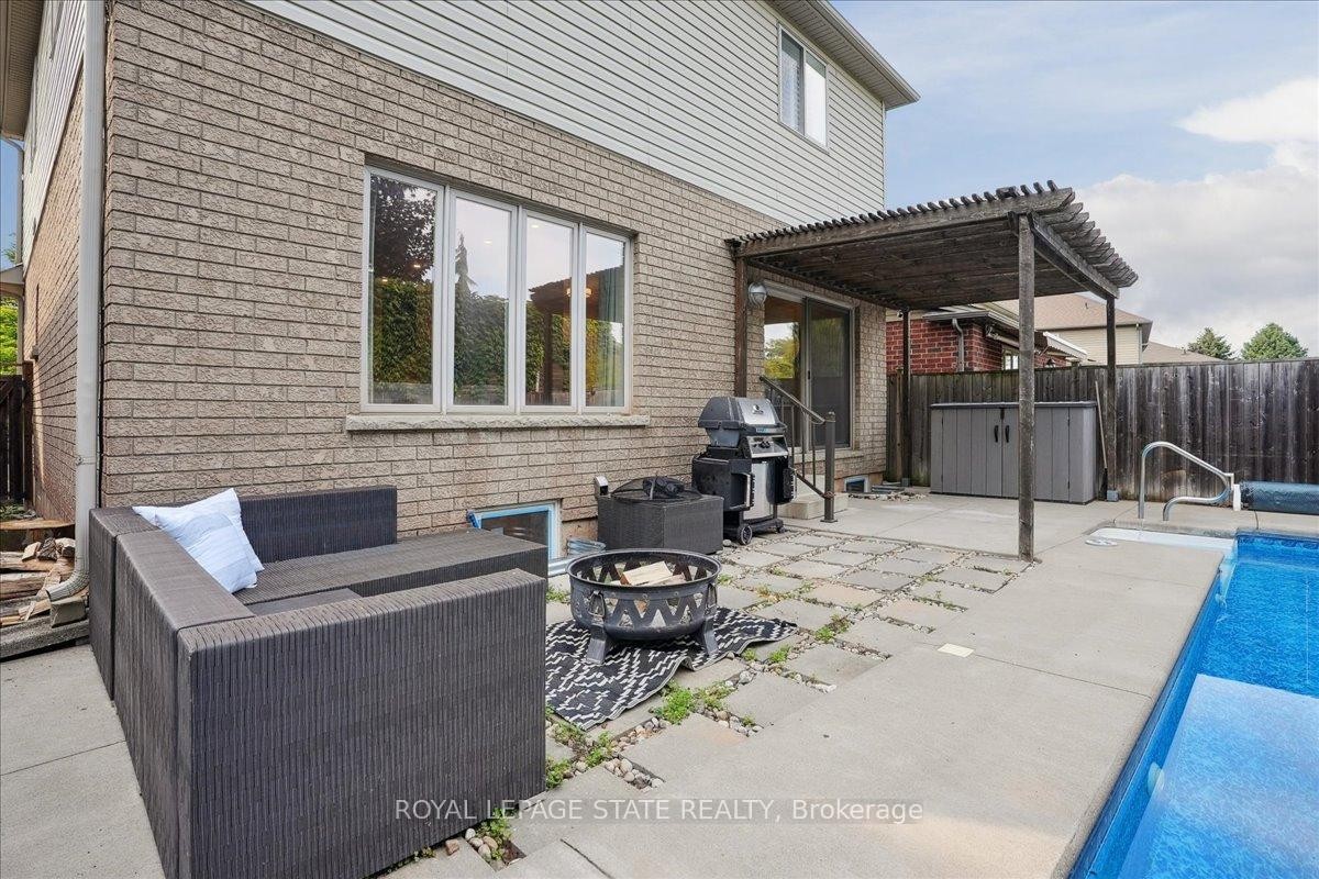 95 Hemlock Way, Grimsby, ON - Outdoor With In Ground Pool With Deck Patio Veranda With Exterior