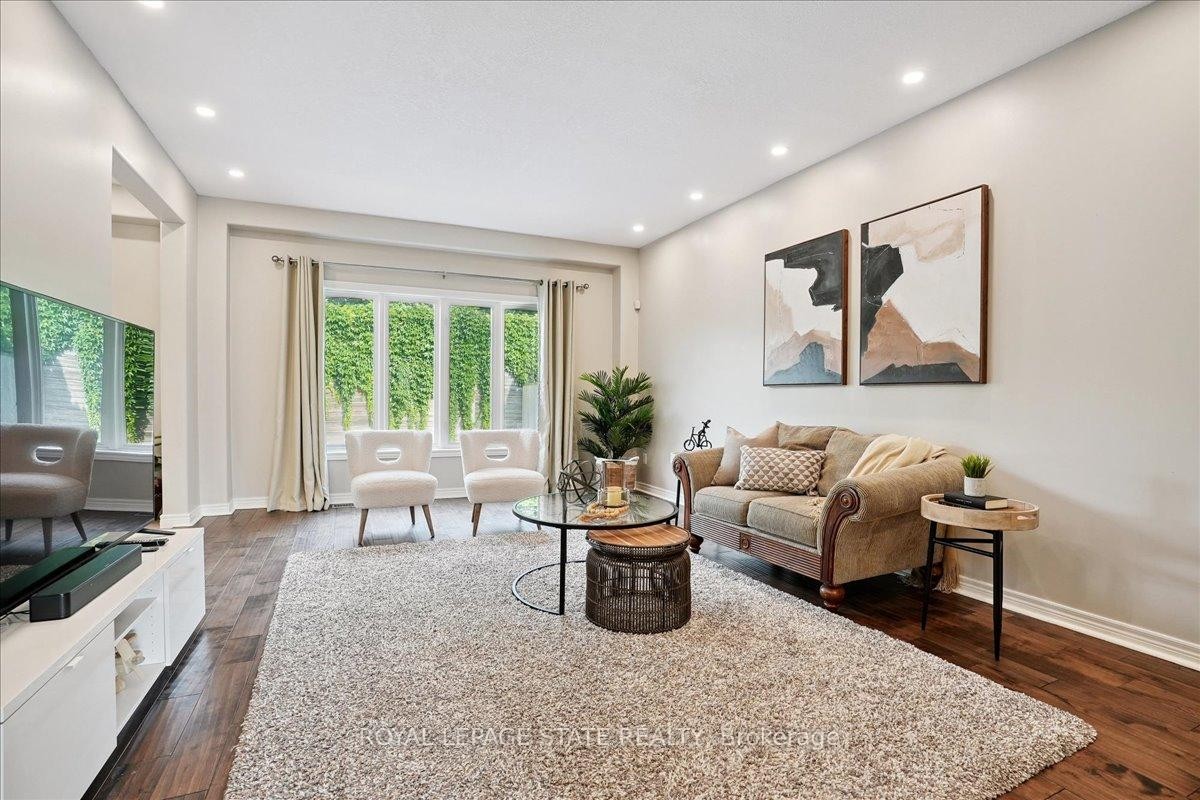 95 Hemlock Way, Grimsby, ON - Indoor Photo Showing Living Room
