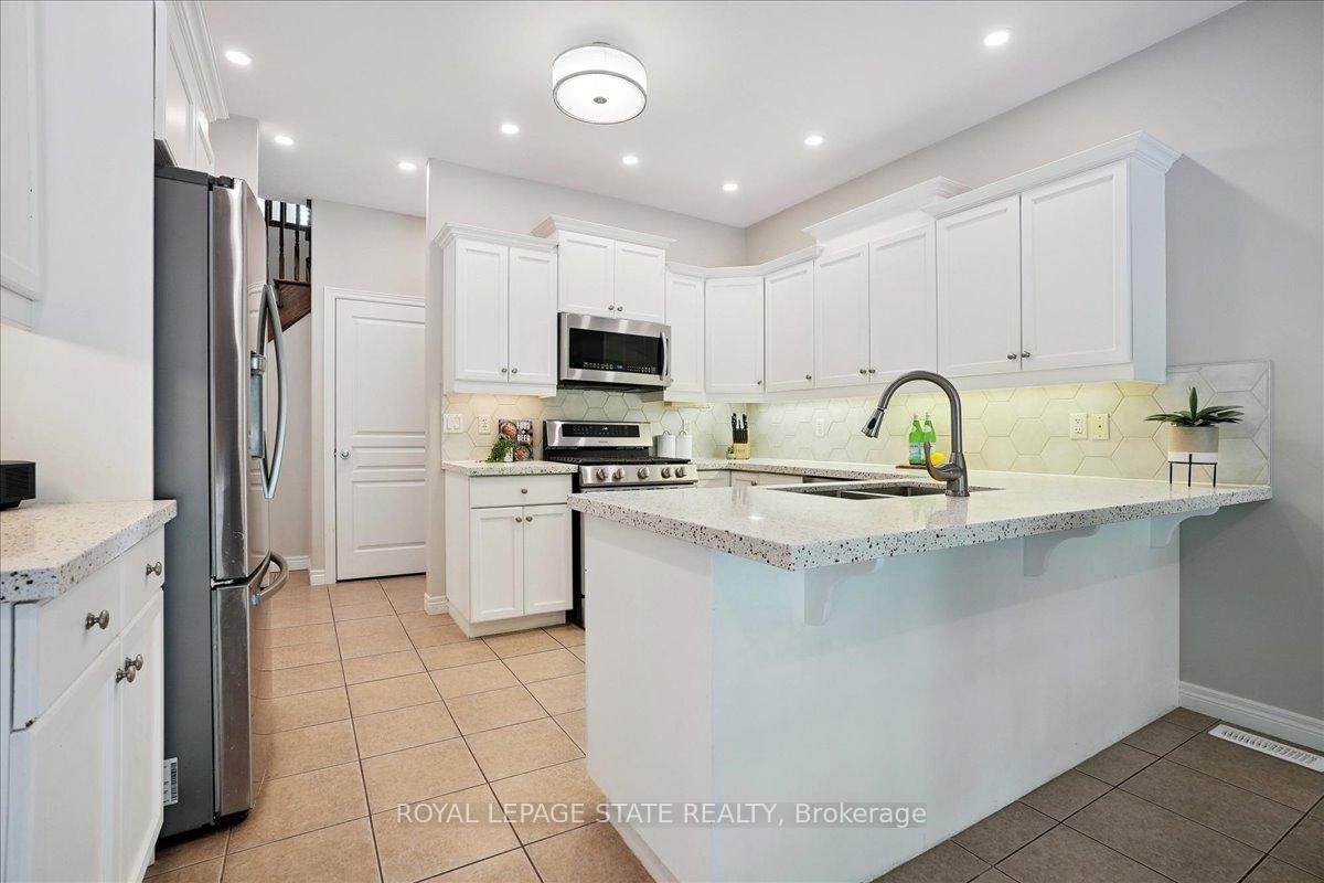 95 Hemlock Way, Grimsby, ON - Indoor Photo Showing Kitchen With Upgraded Kitchen