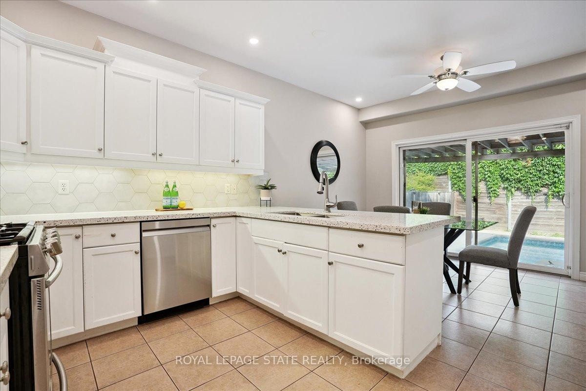 95 Hemlock Way, Grimsby, ON - Indoor Photo Showing Kitchen With Upgraded Kitchen
