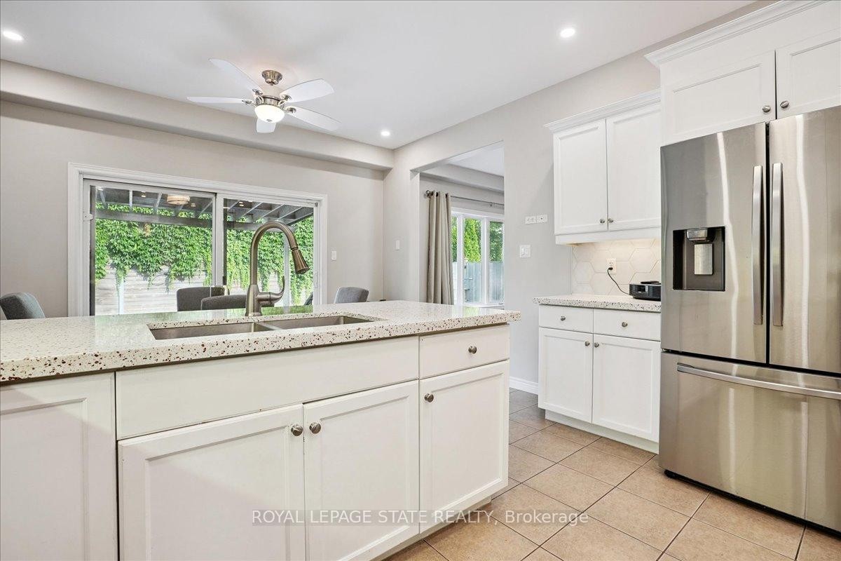 95 Hemlock Way, Grimsby, ON - Indoor Photo Showing Kitchen With Double Sink With Upgraded Kitchen
