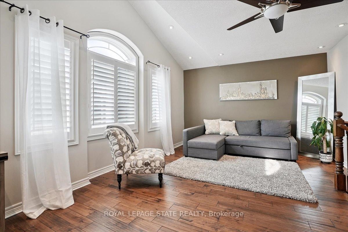 95 Hemlock Way, Grimsby, ON - Indoor Photo Showing Living Room